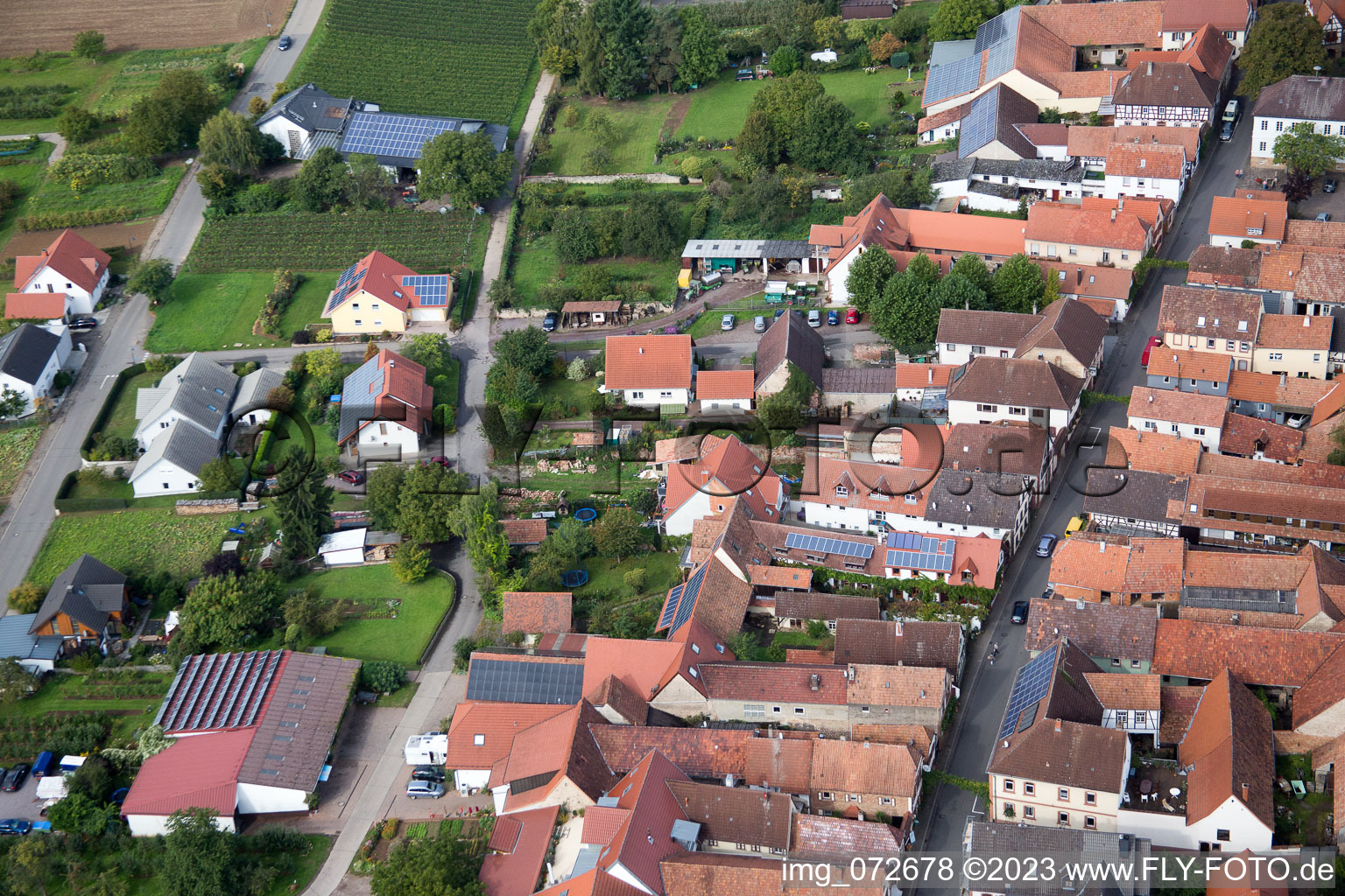 Ortsteil Heuchelheim in Heuchelheim-Klingen im Bundesland Rheinland-Pfalz, Deutschland von oben