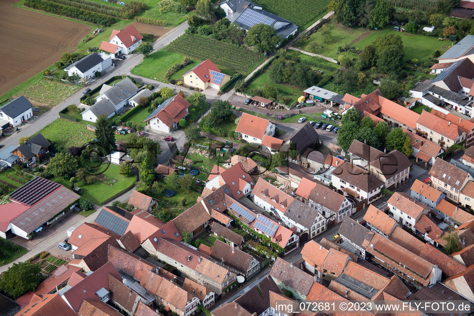 Ortsteil Heuchelheim in Heuchelheim-Klingen im Bundesland Rheinland-Pfalz, Deutschland von oben gesehen