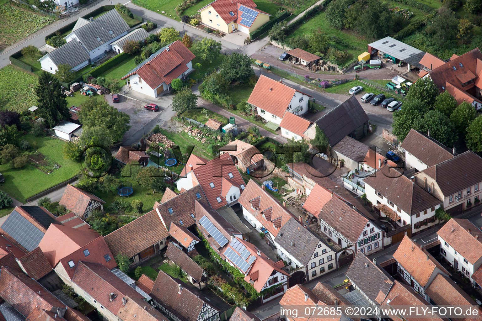 Dorf - Ansicht im Ortsteil Heuchelheim in Heuchelheim-Klingen im Bundesland Rheinland-Pfalz, Deutschland von oben