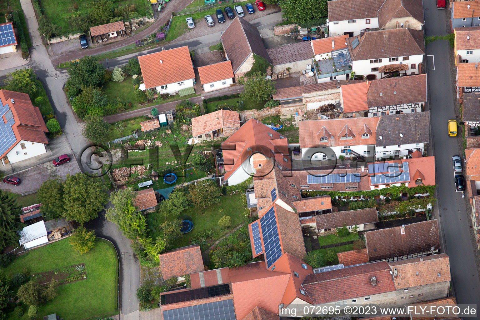 Dorf - Ansicht im Ortsteil Heuchelheim in Heuchelheim-Klingen im Bundesland Rheinland-Pfalz, Deutschland aus der Luft