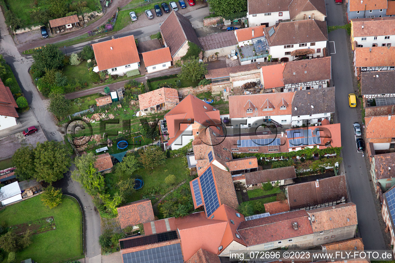 Ortsteil Heuchelheim in Heuchelheim-Klingen im Bundesland Rheinland-Pfalz, Deutschland von der Drohne aus gesehen