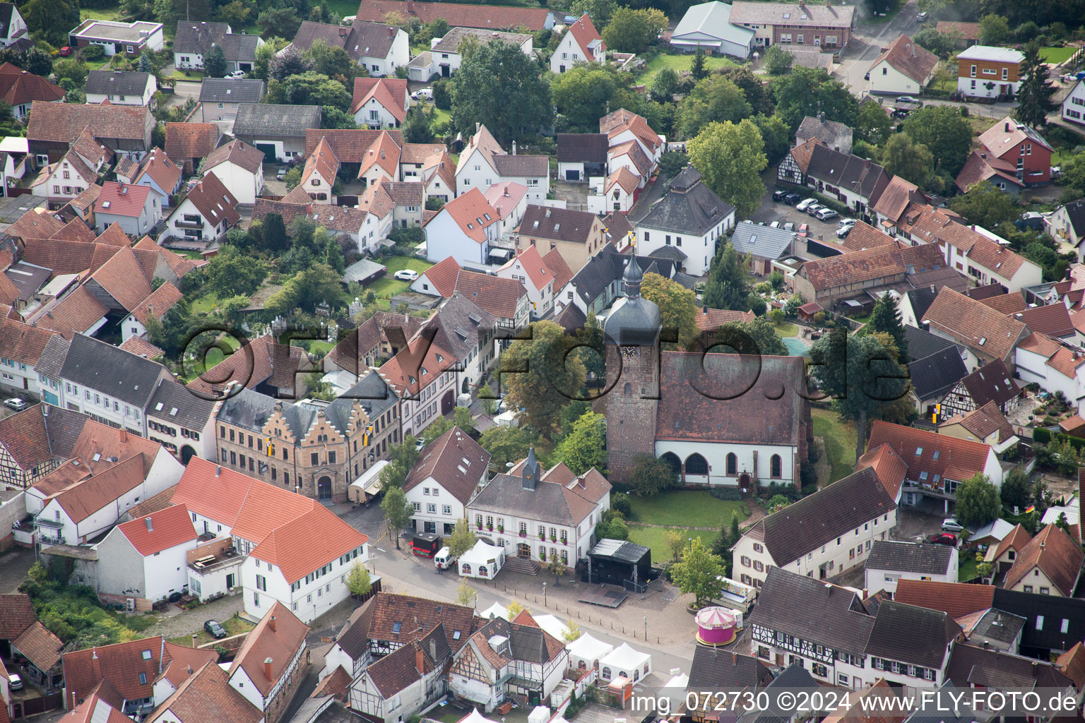 Kirchengebäude im Dorfkern im Ortsteil Billigheim in Billigheim-Ingenheim im Bundesland Rheinland-Pfalz, Deutschland