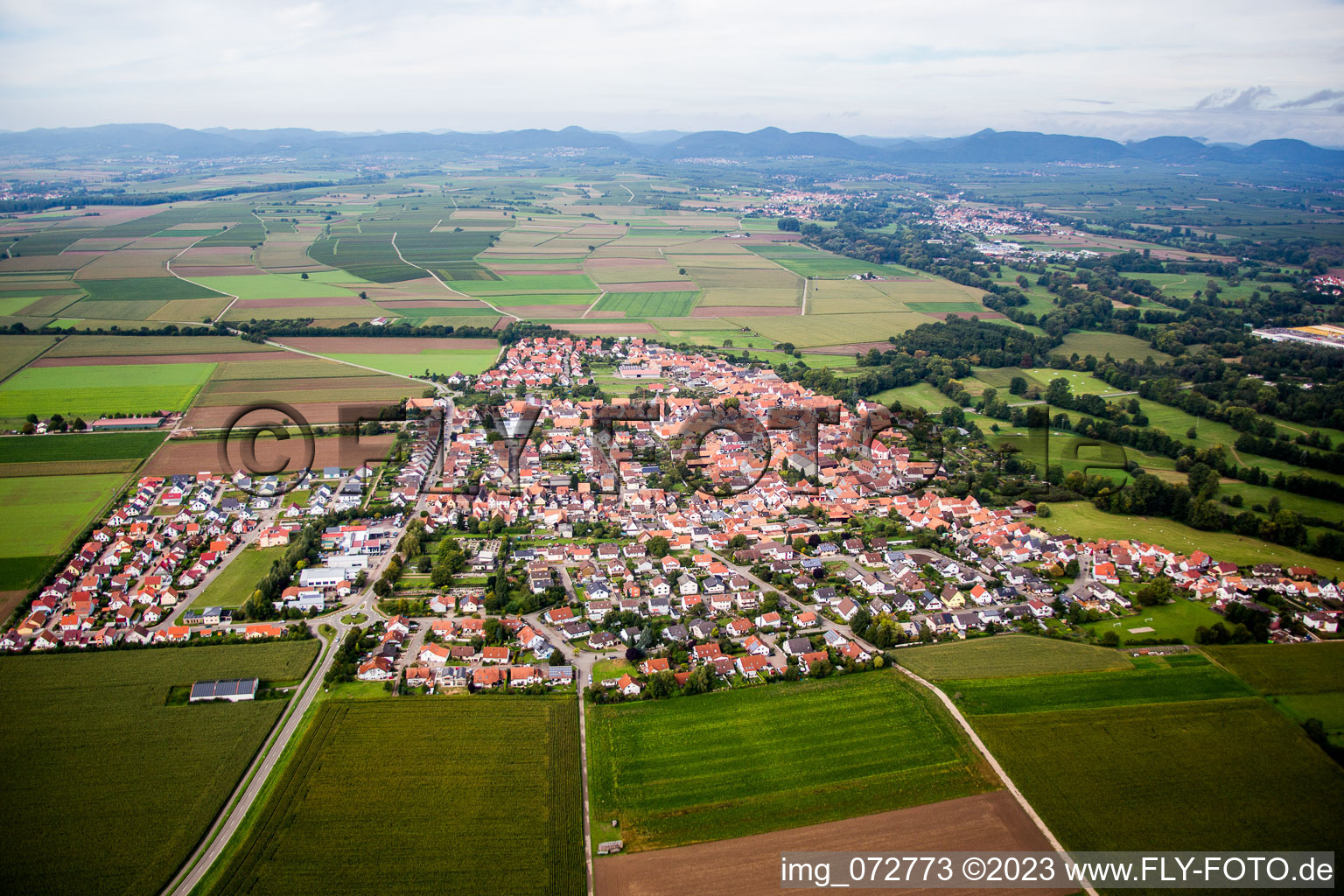 Steinweiler von Osten im Bundesland Rheinland-Pfalz, Deutschland
