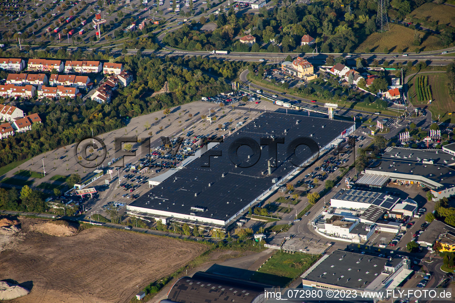 Luftaufnahme von Gewerbegebiet und Firmenansiedlung Schütte-Lanz-Park im Ortsteil Rheinau in Brühl im Bundesland Baden-Württemberg, Deutschland