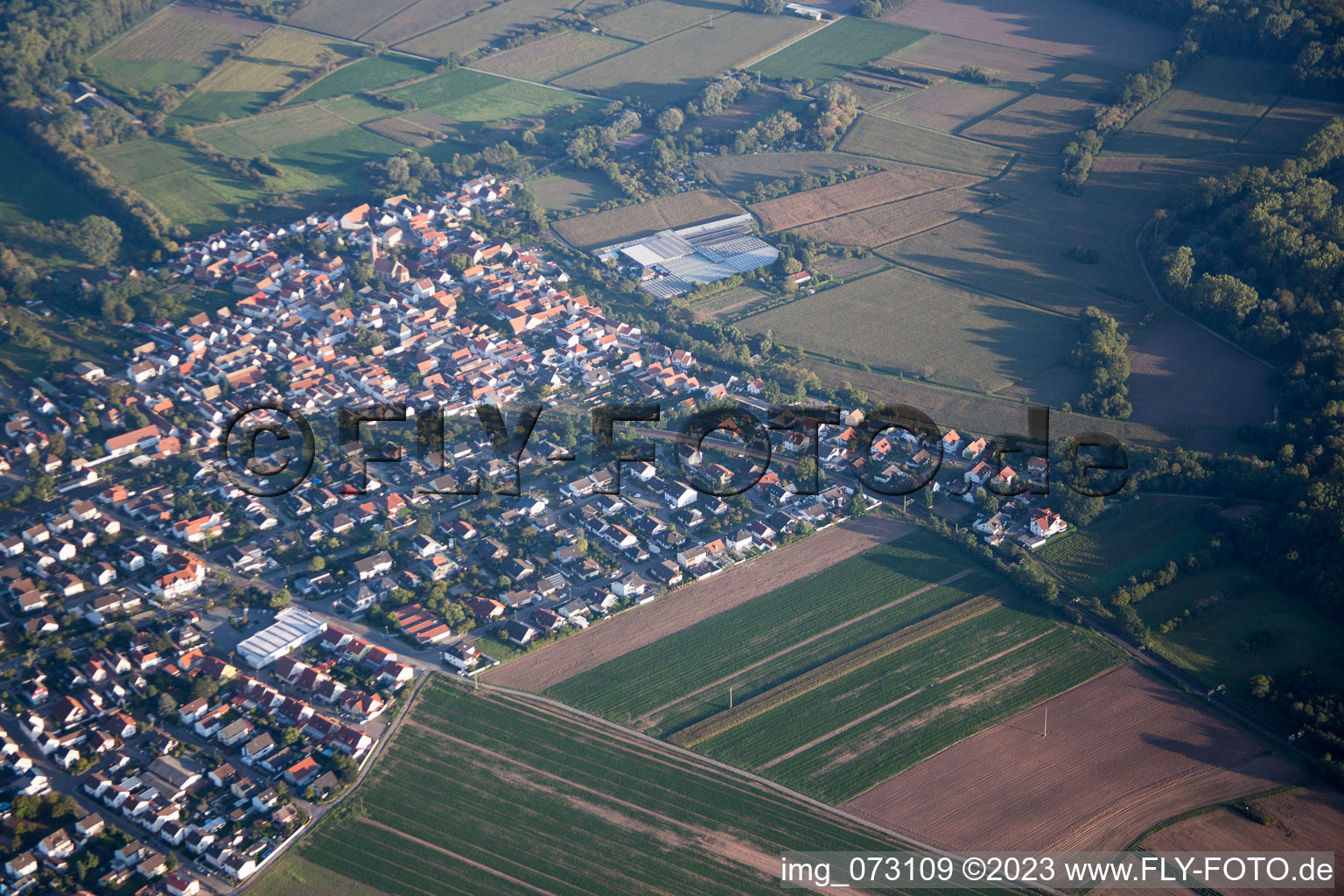Schrägluftbild von Ortsteil Sondernheim in Germersheim im Bundesland Rheinland-Pfalz, Deutschland