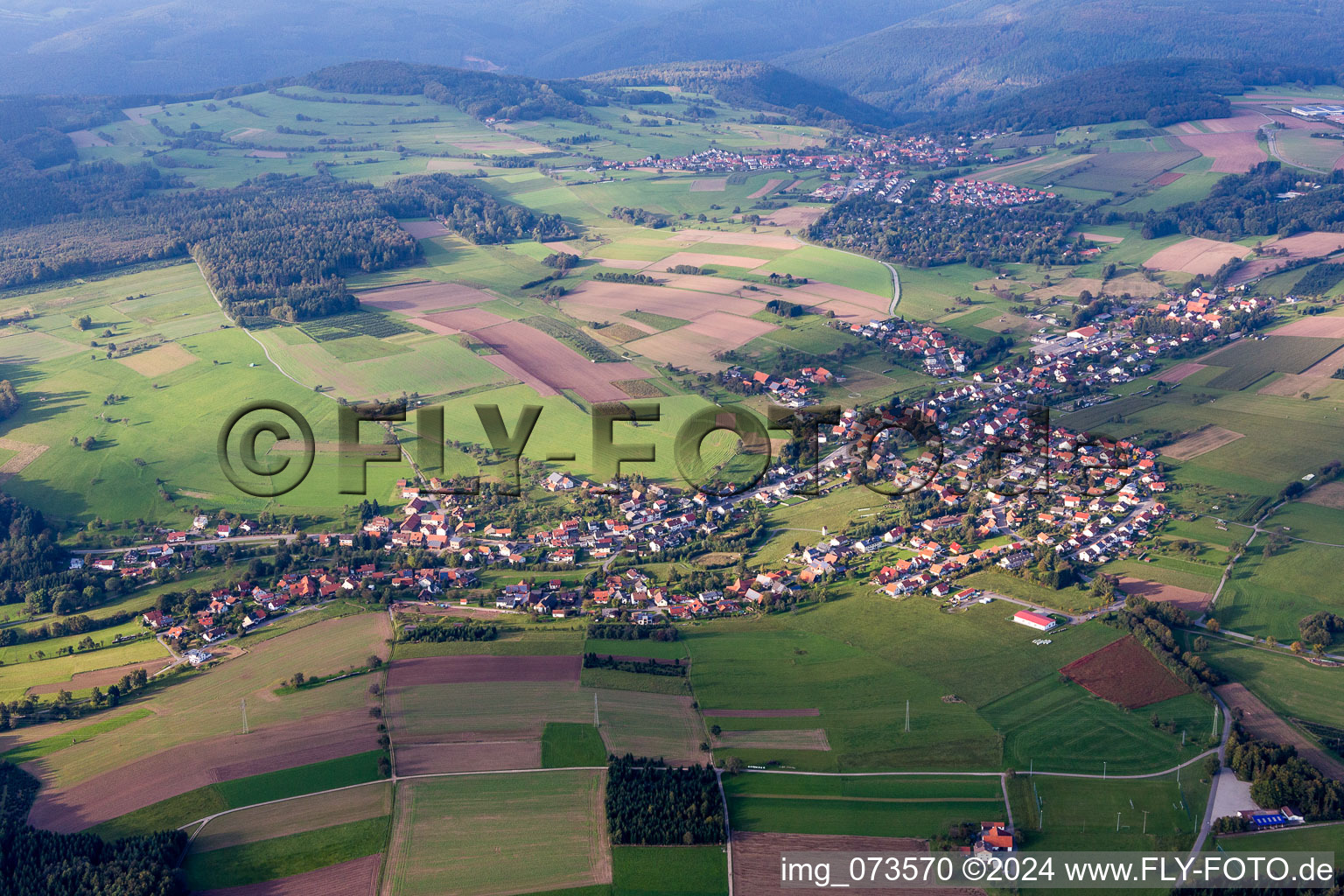 Dorf - Ansicht am Rande von landwirtschaftlichen Feldern und Nutzflächen im Ortsteil Oberdielbach in Waldbrunn im Bundesland Baden-Württemberg, Deutschland