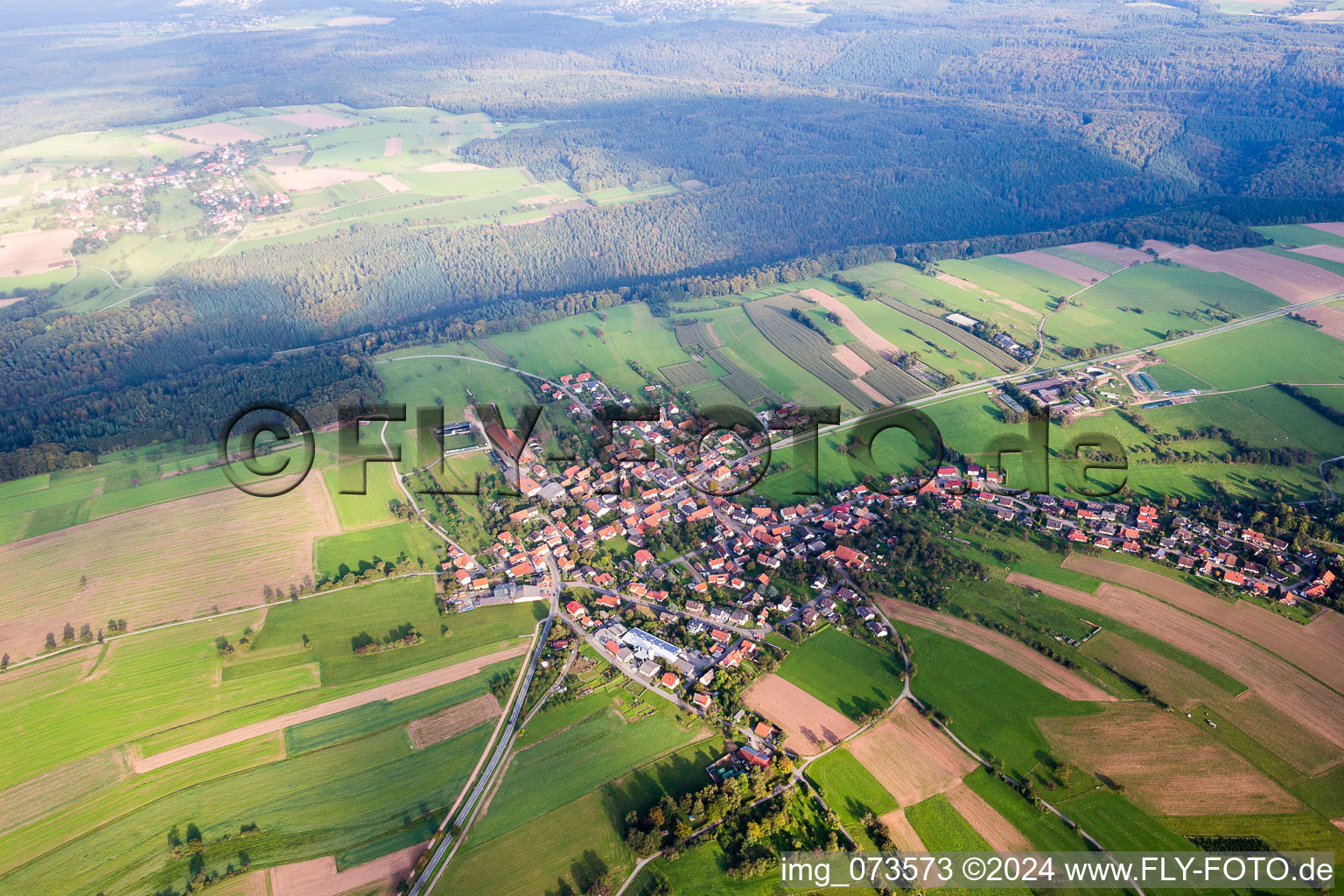 Dorf - Ansicht am Rande von landwirtschaftlichen Feldern und Nutzflächen in Schollbrunn im Bundesland Baden-Württemberg, Deutschland