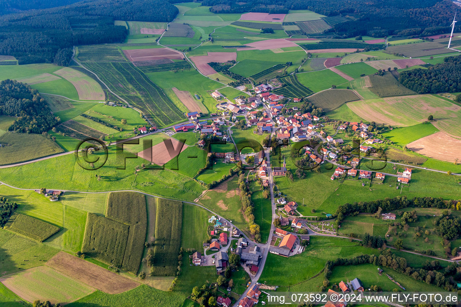 Dorf - Ansicht am Rande von landwirtschaftlichen Feldern und Nutzflächen im Ortsteil Steinbach in Mudau im Bundesland Baden-Württemberg, Deutschland
