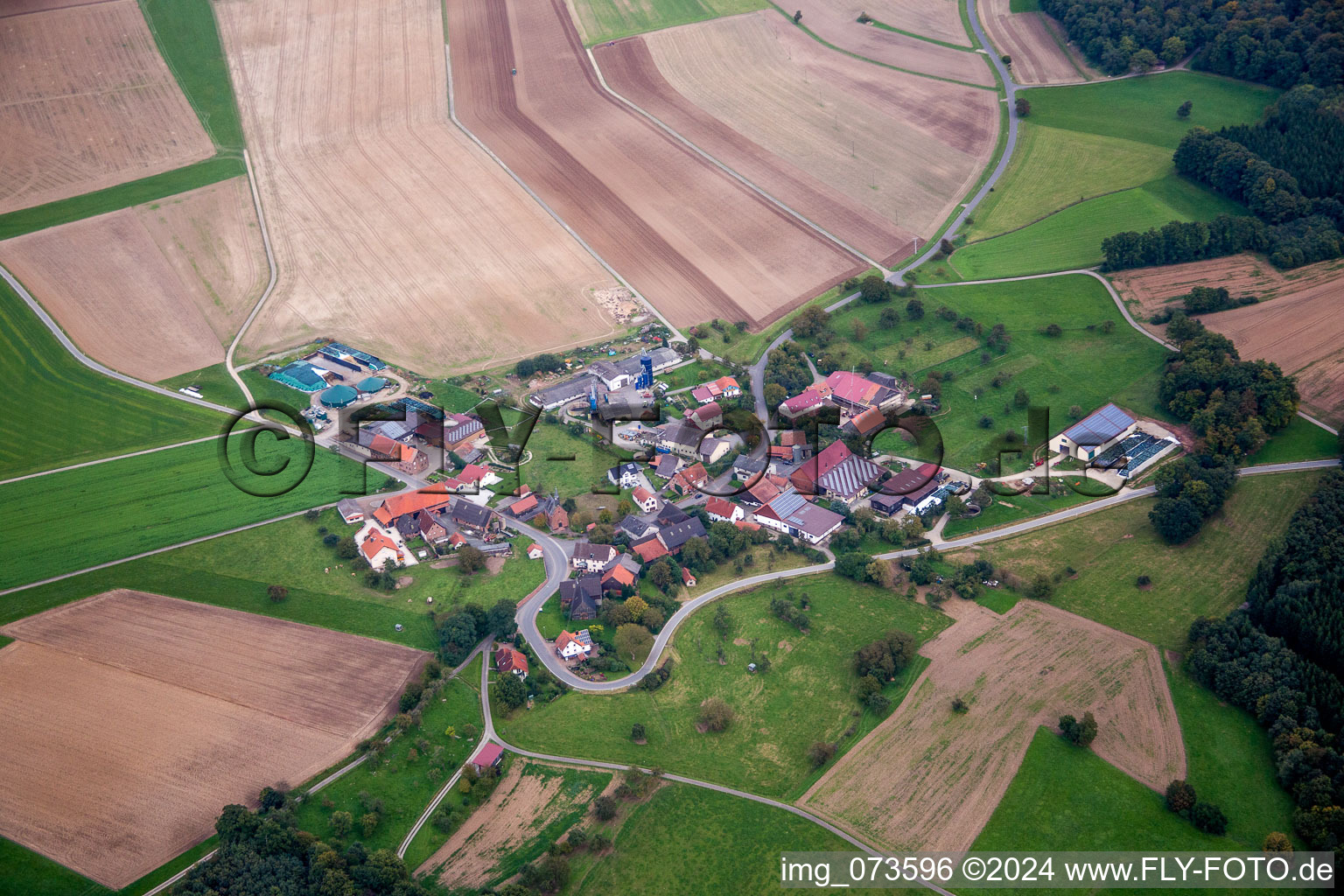 Dorf - Ansicht am Rande von landwirtschaftlichen Feldern und Nutzflächen in Vollmersdorf im Bundesland Baden-Württemberg, Deutschland
