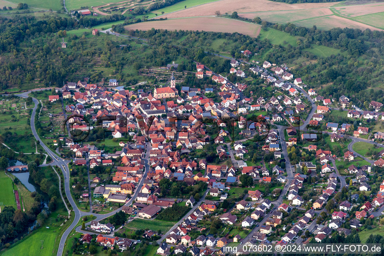 Ortsansicht der Straßen und Häuser der Wohngebiete im Ortsteil Reicholzheim in Wertheim im Bundesland Baden-Württemberg, Deutschland