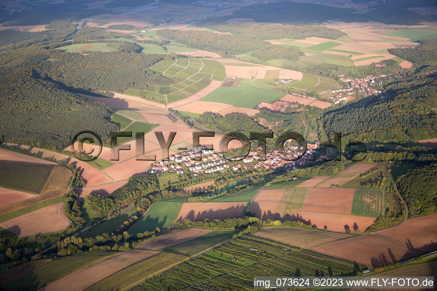 Dorf - Ansicht am Rande von landwirtschaftlichen Feldern und Nutzflächen in Dietenhan bei Wertheim im Bundesland Baden-Württemberg, Deutschland