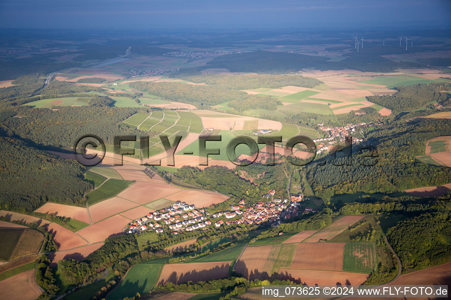 Dorf - Ansicht am Rande von landwirtschaftlichen Feldern und Nutzflächen im Ortsteil Lindelbach in Wertheim im Bundesland Baden-Württemberg, Deutschland