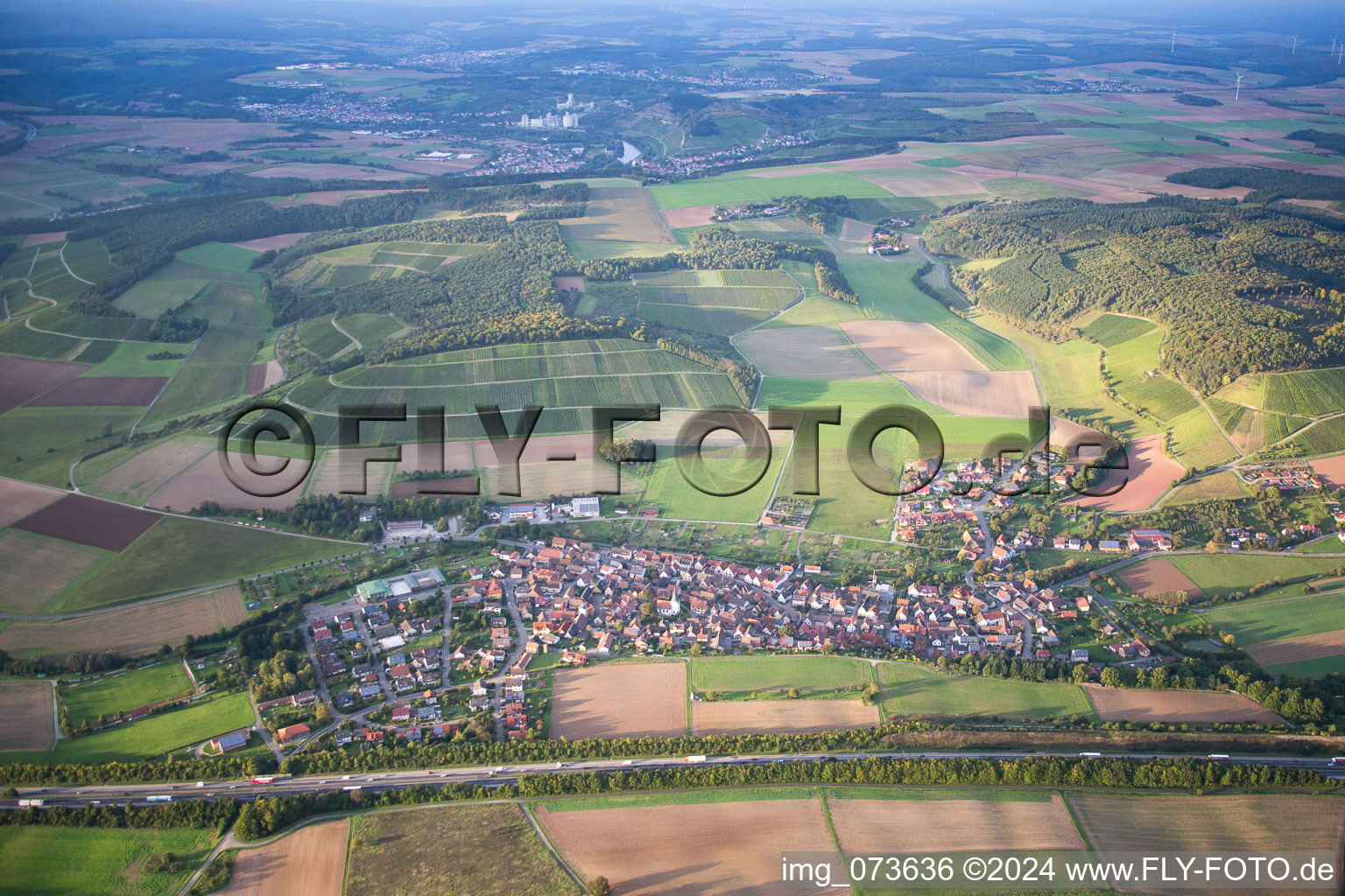 Dorf - Ansicht hinter der Autobahn A3 am Rande von landwirtschaftlichen Feldern und Nutzflächen im Ortsteil Dertingen in Wertheim im Bundesland Baden-Württemberg, Deutschland