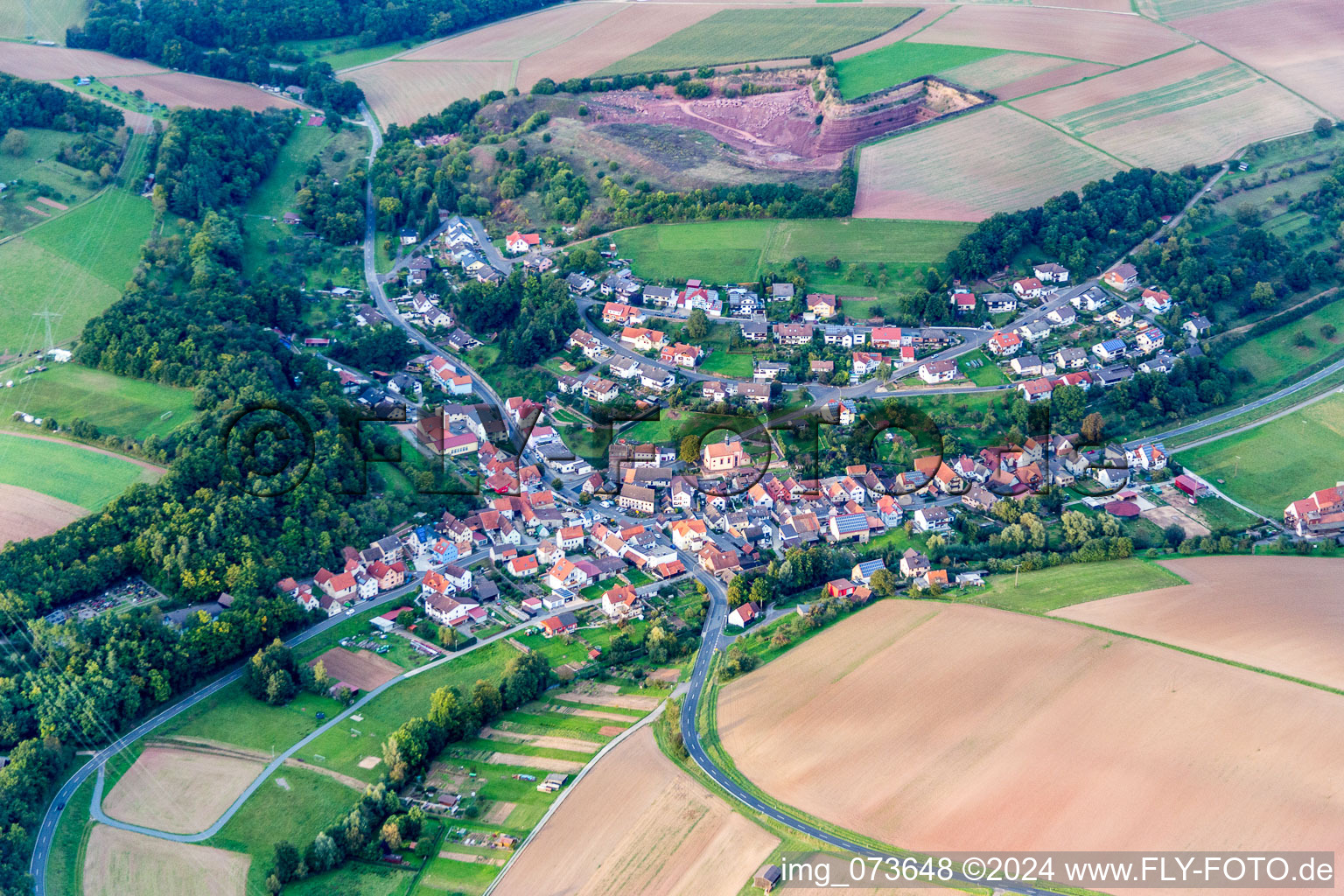 Dorf - Ansicht am Rande von landwirtschaftlichen Feldern und Nutzflächen in Wüstenzell im Bundesland Bayern, Deutschland