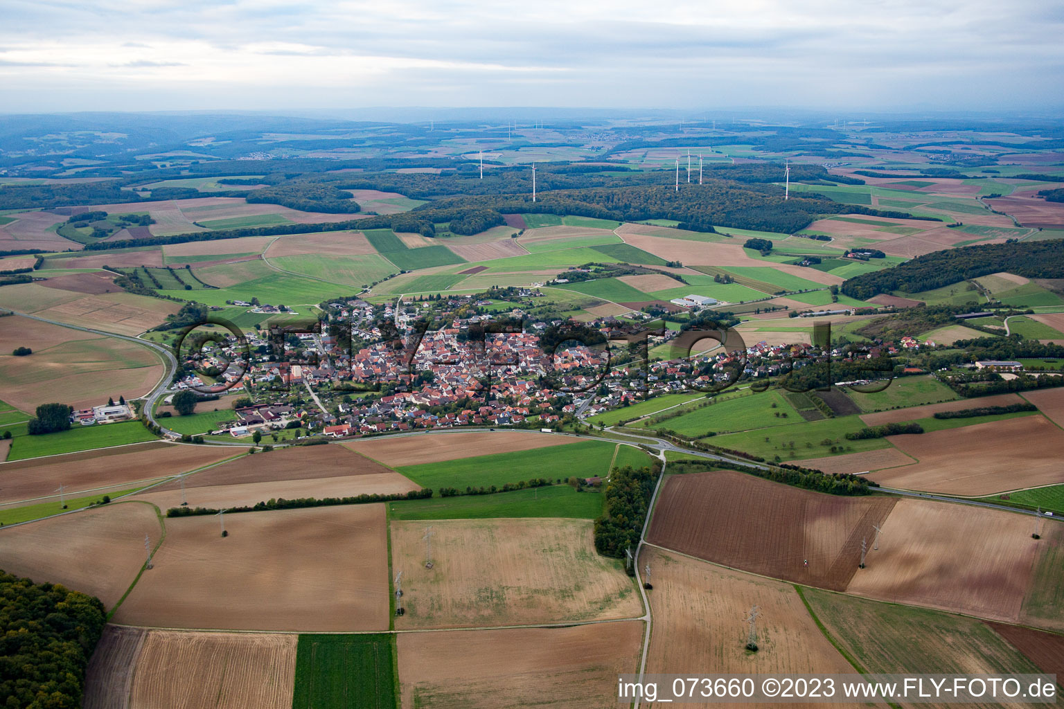 Dorf - Ansicht am Rande von landwirtschaftlichen Feldern und Nutzflächen in Uettingen im Bundesland Bayern, Deutschland