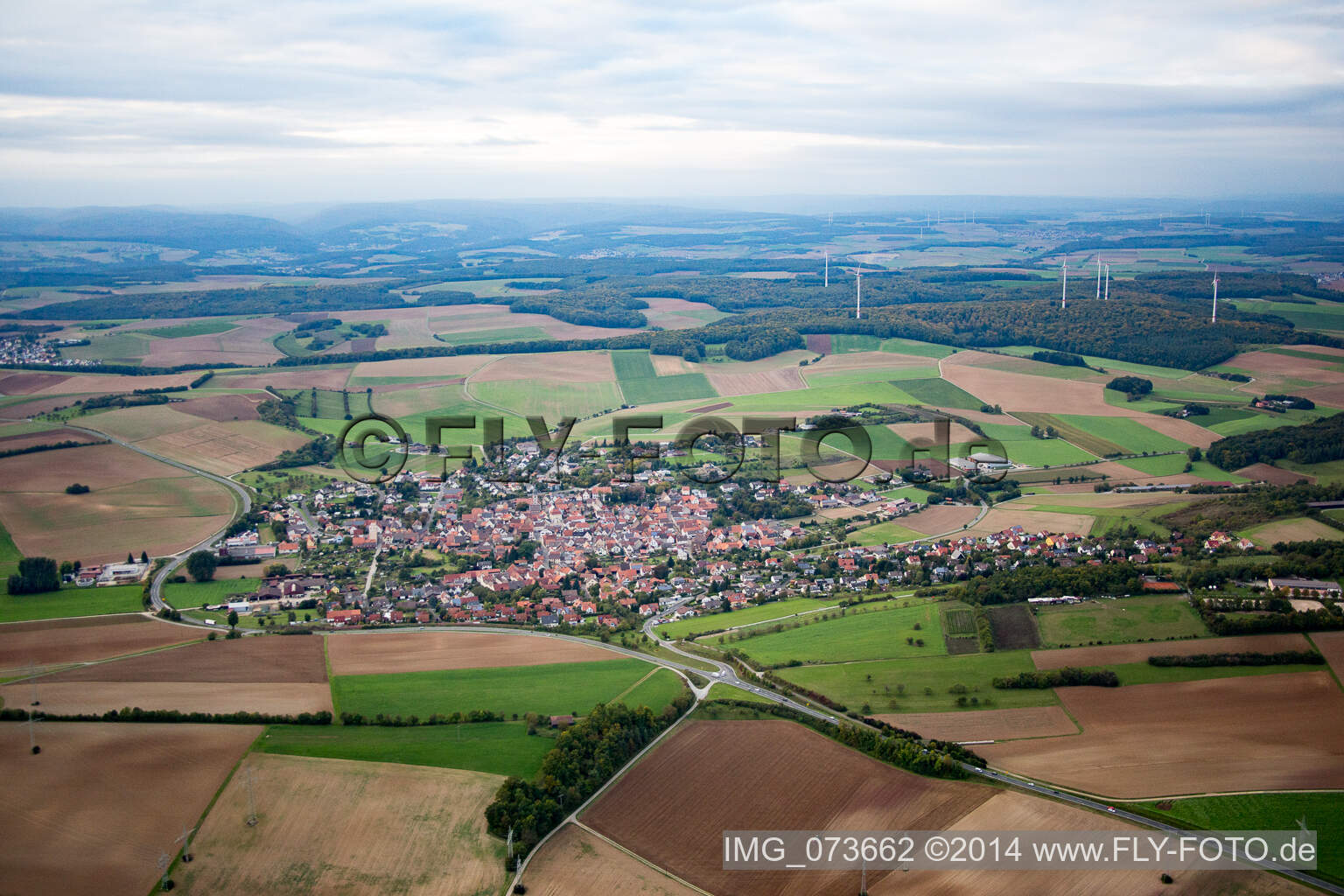 Luftbild von Dorf - Ansicht am Rande von landwirtschaftlichen Feldern und Nutzflächen in Uettingen im Bundesland Bayern, Deutschland