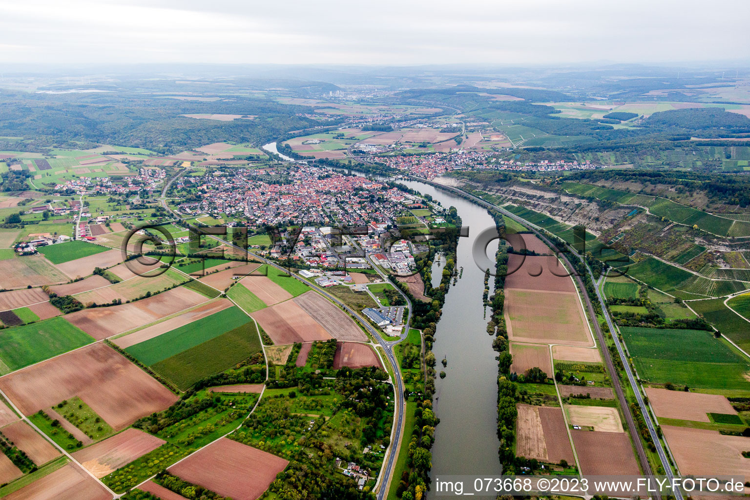 Dorfkern an den Fluß- Uferbereichen in Zellingen im Bundesland Bayern, Deutschland