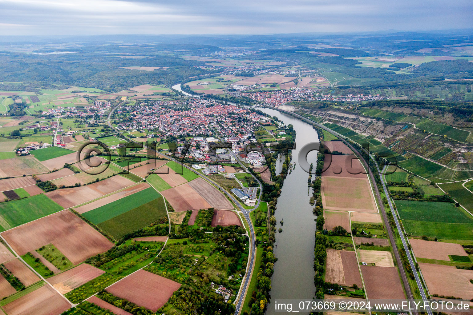 Luftbild von Dorfkern an den Fluß- Uferbereichen in Zellingen im Bundesland Bayern, Deutschland