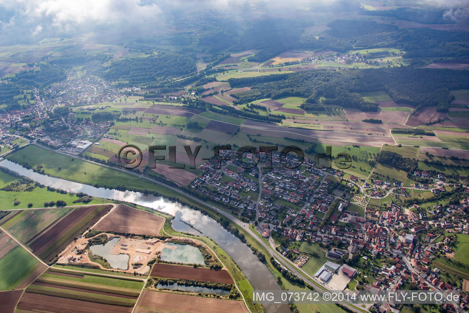 Luftbild von Dorfkern an den Fluß- Uferbereichen des Main im Ortsteil Staffelbach in Oberhaid im Bundesland Bayern, Deutschland
