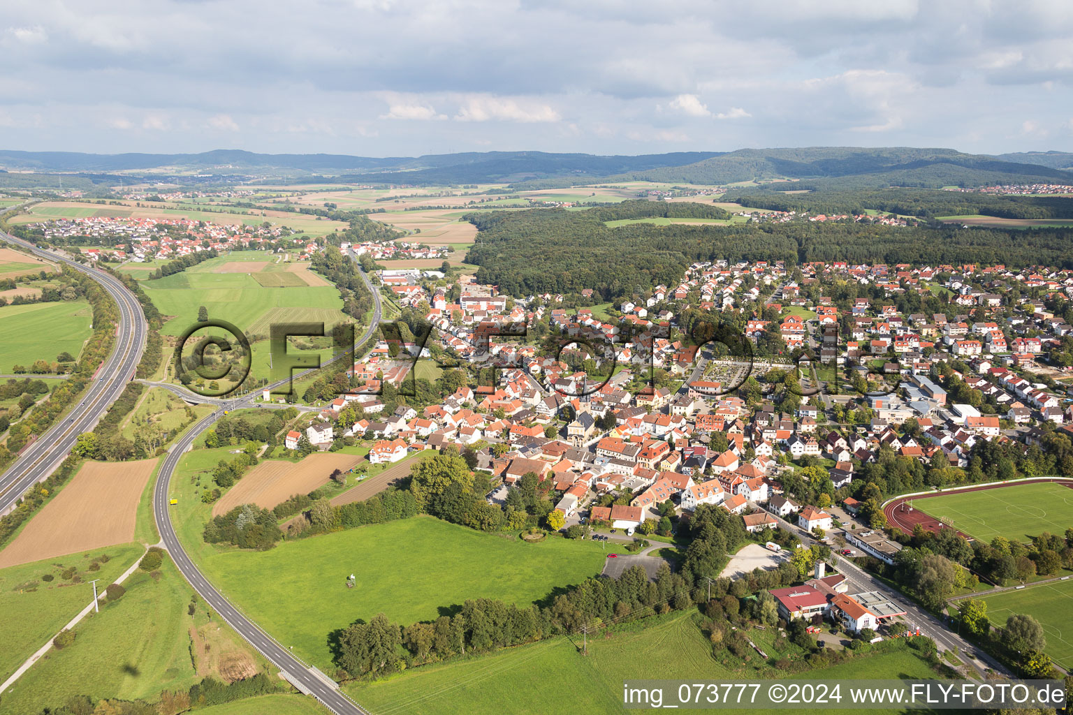 Ortsansicht der Straßen und Häuser der Wohngebiete in Memmelsdorf im Bundesland Bayern, Deutschland