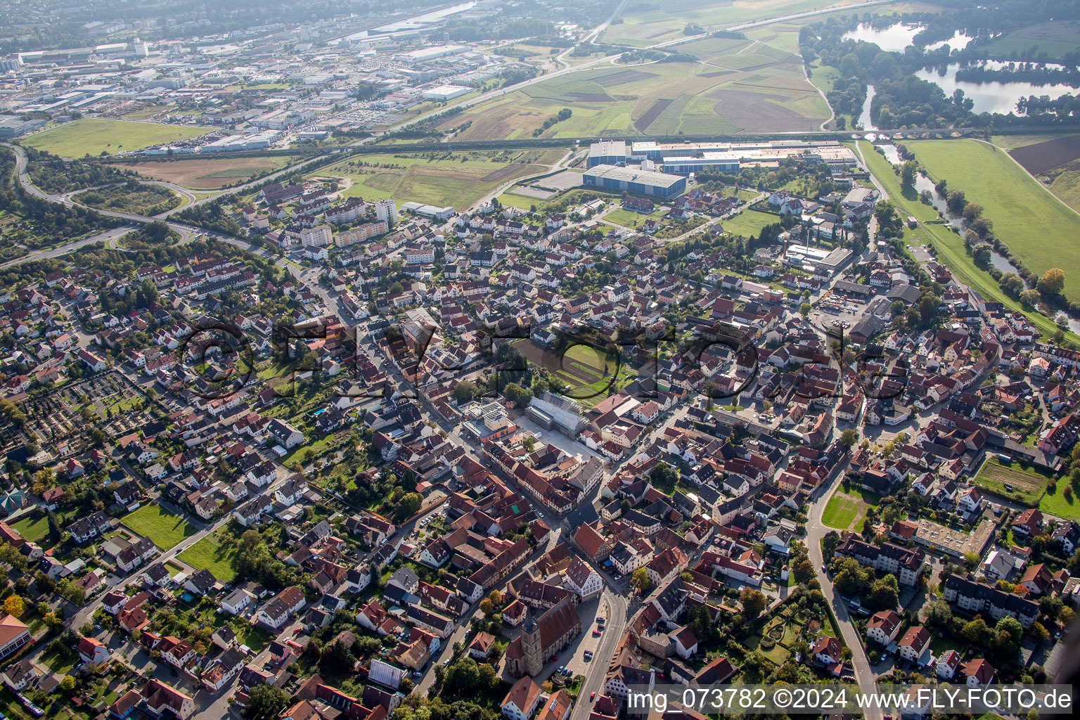 Ortsansicht der Straßen und Häuser der Wohngebiete in Hallstadt im Bundesland Bayern, Deutschland