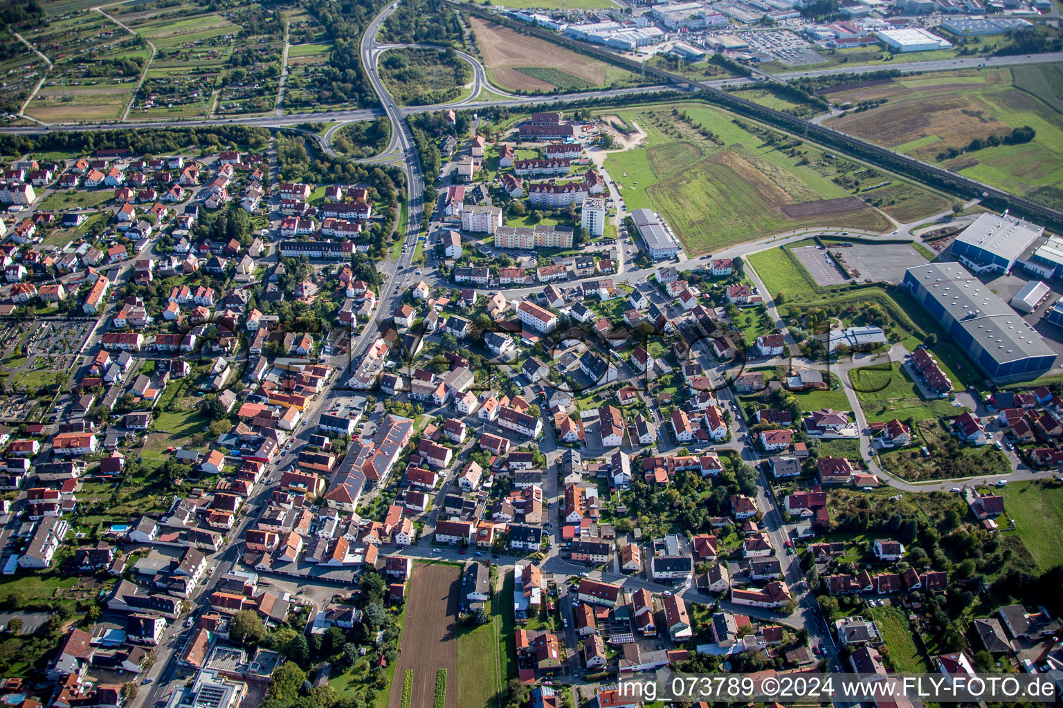 Luftbild von Ortsansicht der Straßen und Häuser der Wohngebiete in Hallstadt im Bundesland Bayern, Deutschland