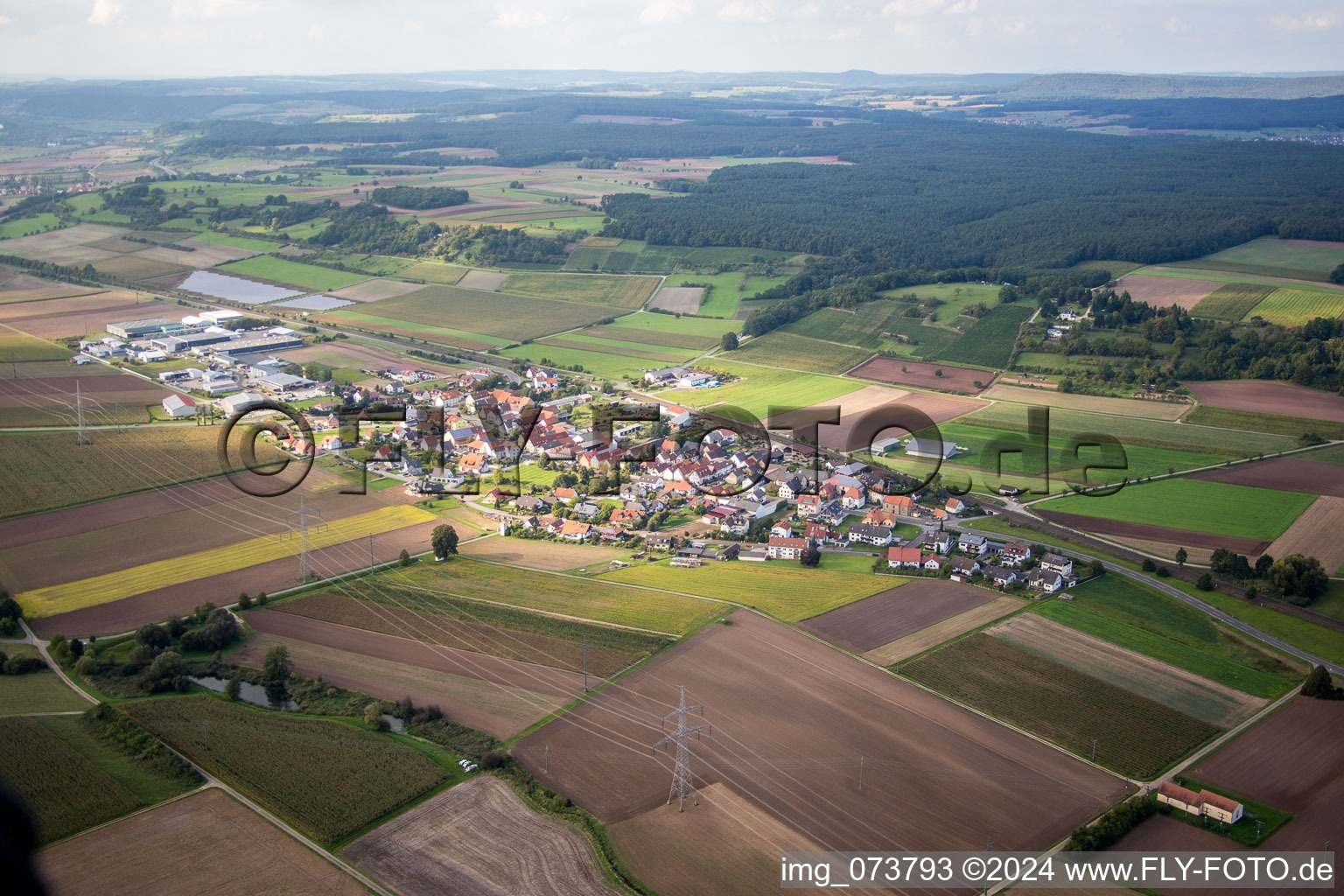 Dorf - Ansicht am Rande von landwirtschaftlichen Feldern und Nutzflächen in Unterhaid im Bundesland Bayern, Deutschland