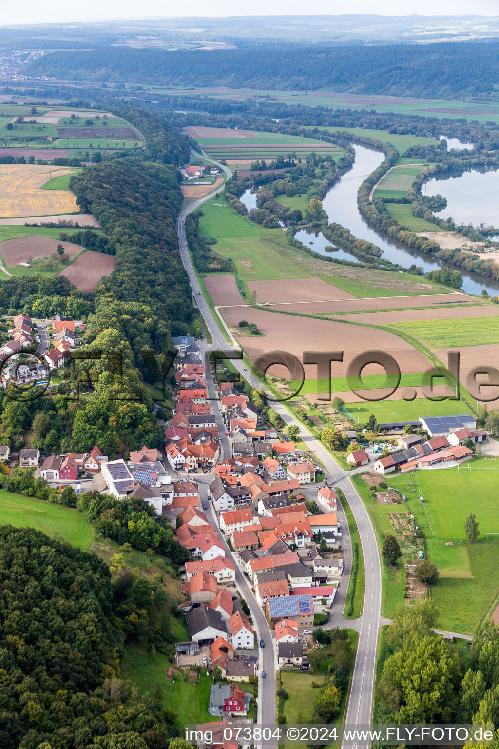 Dorf - Ansicht am Rande von landwirtschaftlichen Feldern und Nutzflächen im Ortsteil Roßstadt in Eltmann im Bundesland Bayern, Deutschland