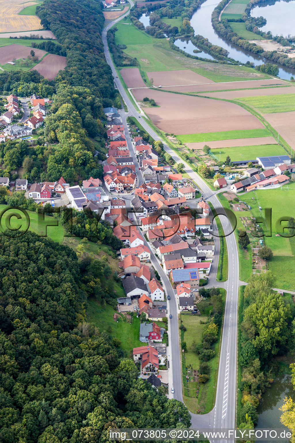 Luftbild von Dorf - Ansicht am Rande von landwirtschaftlichen Feldern und Nutzflächen im Ortsteil Roßstadt in Eltmann im Bundesland Bayern, Deutschland
