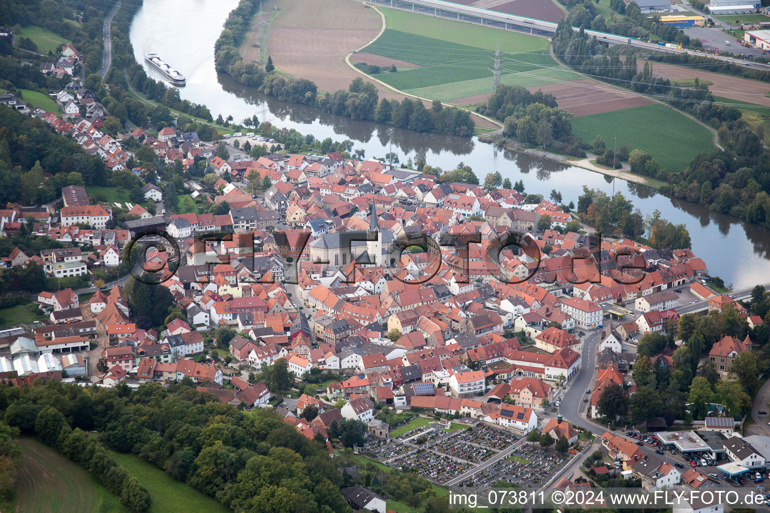 Dorfkern an den Fluß- Uferbereichen des Main in Eltmann im Bundesland Bayern, Deutschland