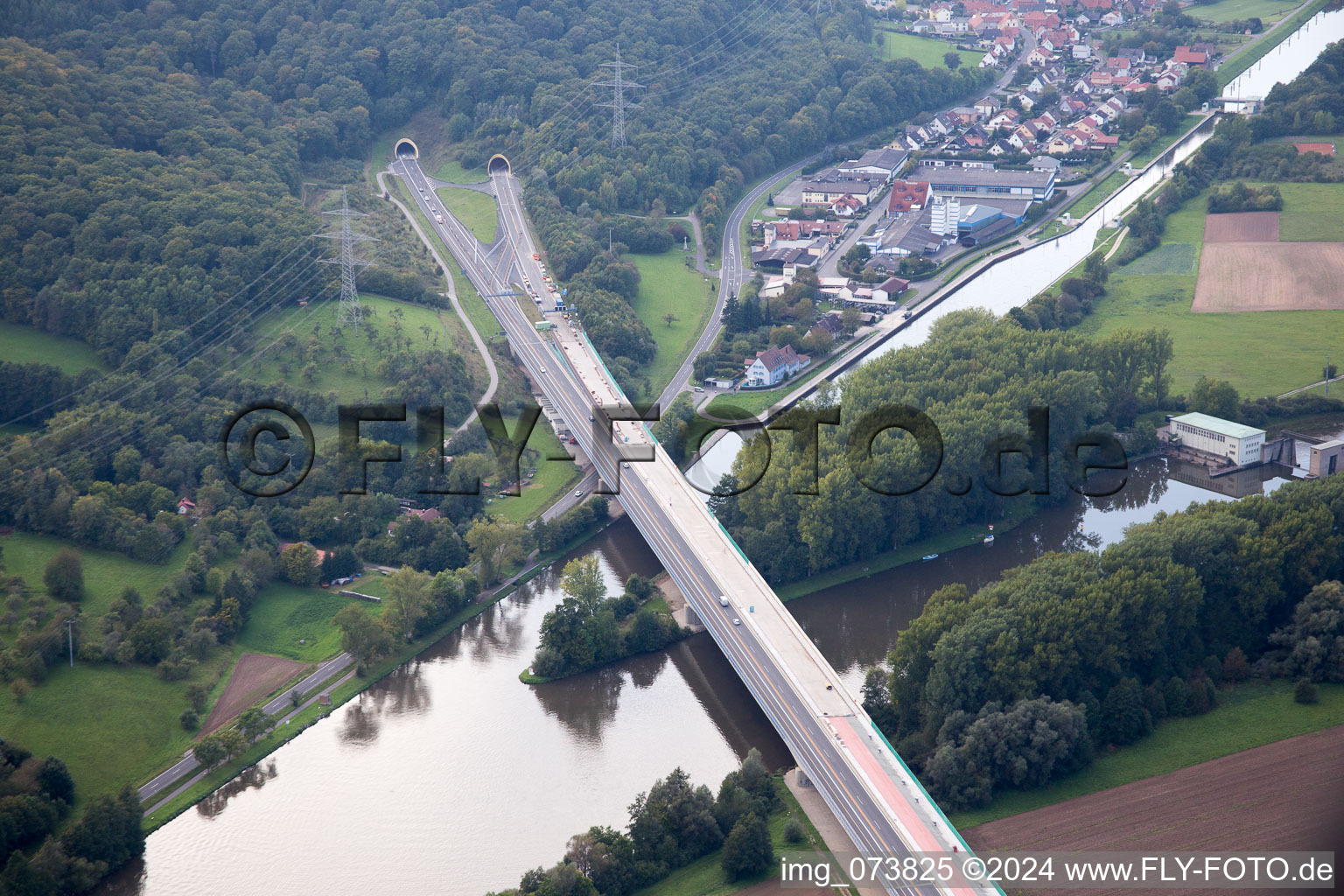 Streckenführung und Fahrspuren im Verlauf der Autobahn- Brücke der BAB A70 über den Main in Eltmann im Bundesland Bayern, Deutschland