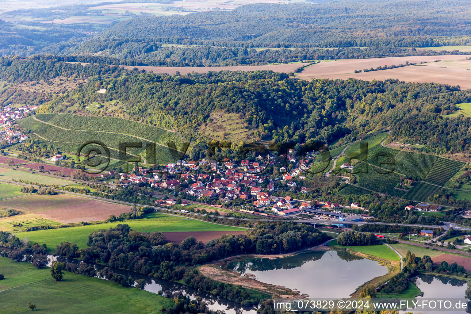 Dorfkern an den Fluß- Uferbereichen des Main in Ziegelanger im Bundesland Bayern, Deutschland