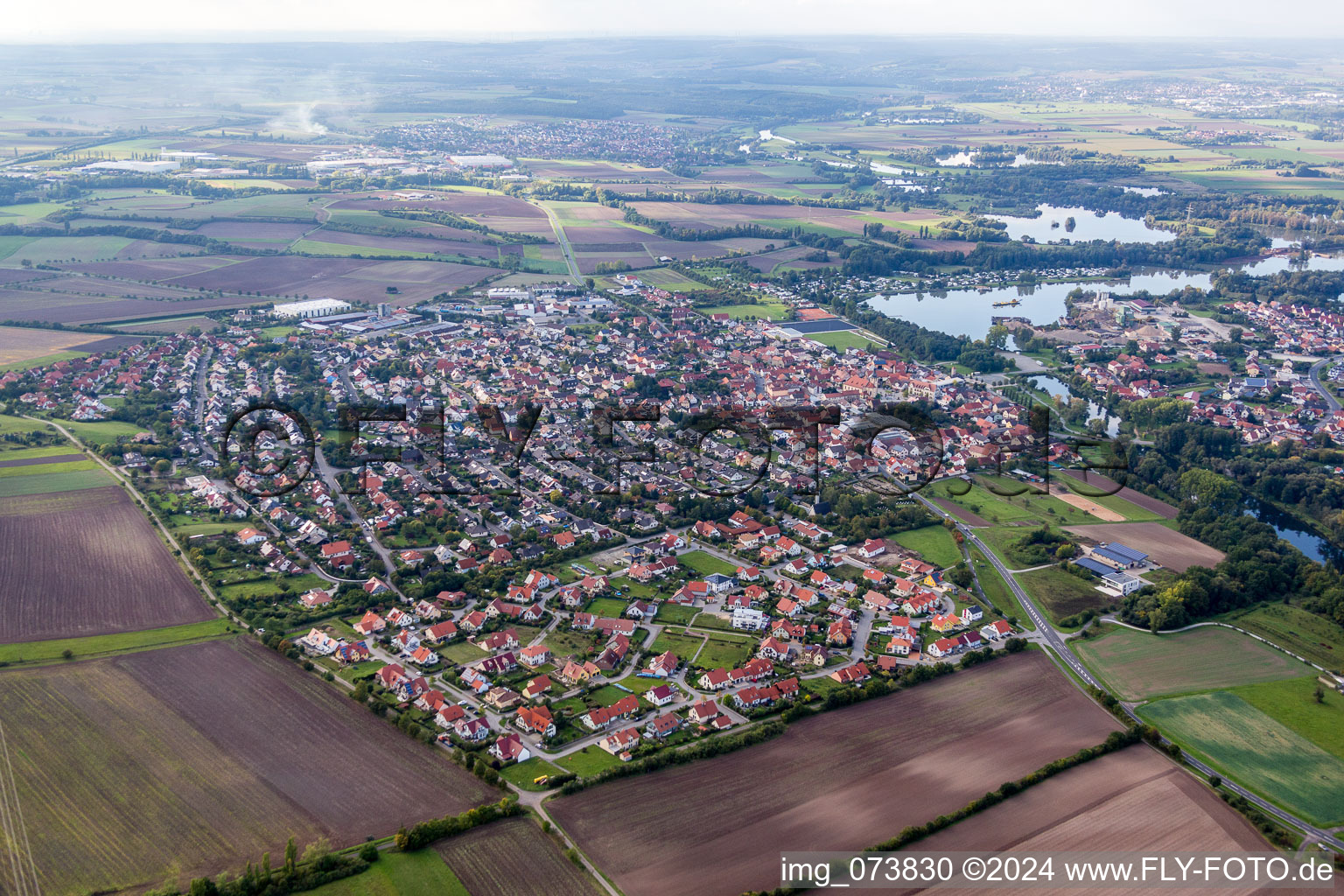Luftaufnahme von Ortschaft an den Fluss- Uferbereichen des Main in Sand am Main im Bundesland Bayern, Deutschland