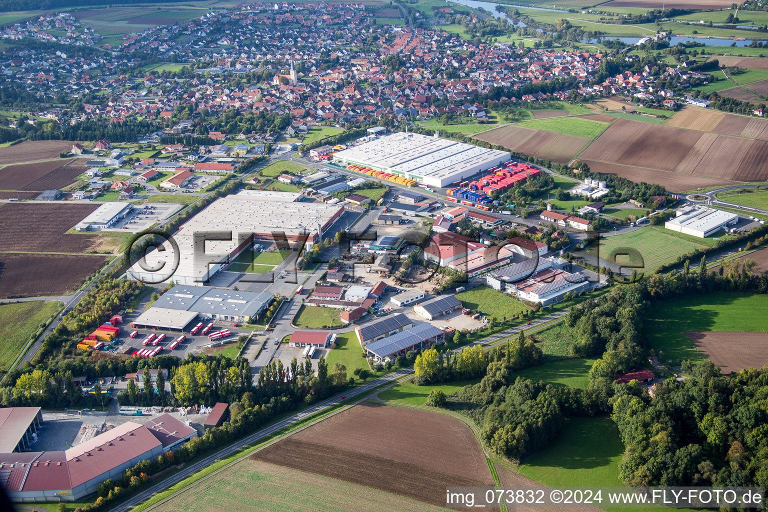 Luftbild von Gewerbegebiet und Firmenansiedlung Gewerbegebiet An der Siechkapelle in Knetzgau im Bundesland Bayern, Deutschland