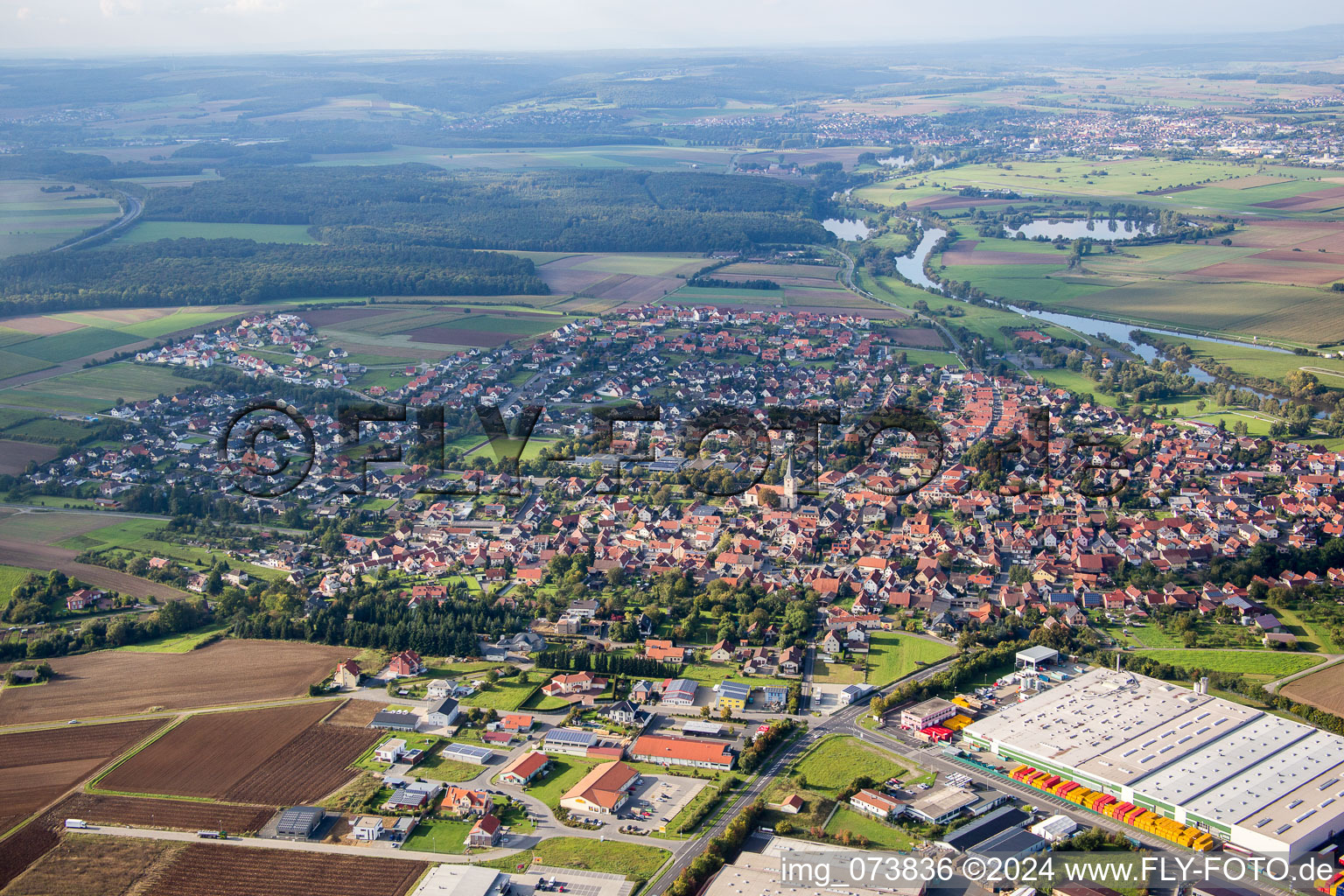 Ortsansicht der Straßen und Häuser der Wohngebiete in Knetzgau im Bundesland Bayern, Deutschland