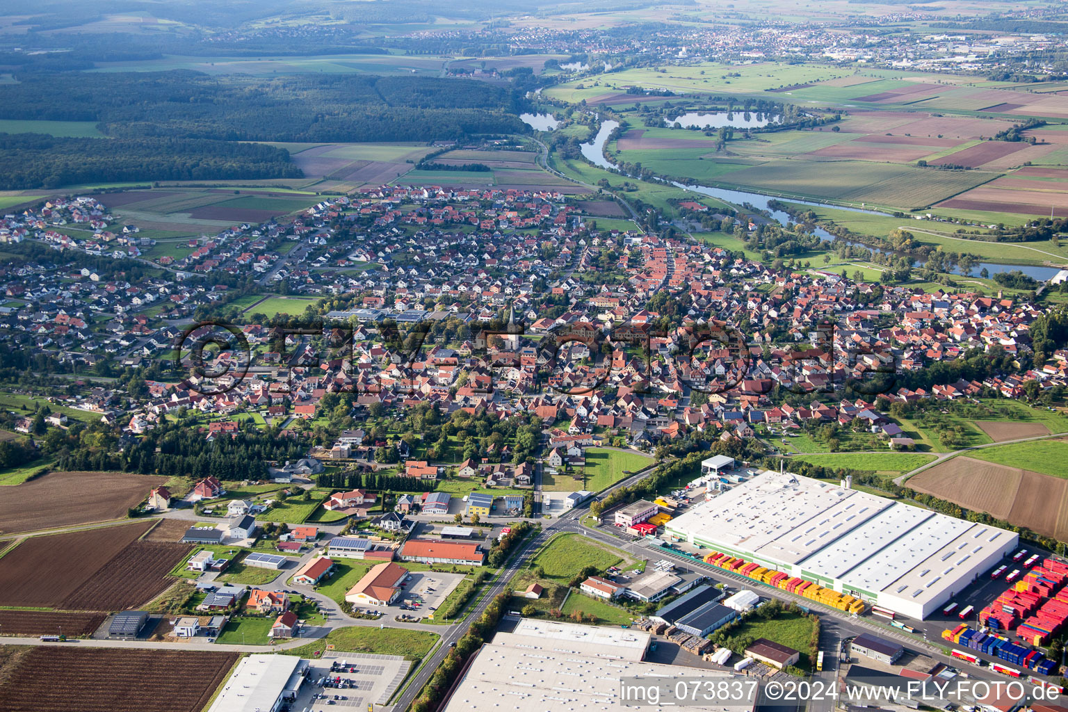 Luftaufnahme von Gewerbegebiet und Firmenansiedlung Gewerbegebiet An der Siechkapelle in Knetzgau im Bundesland Bayern, Deutschland