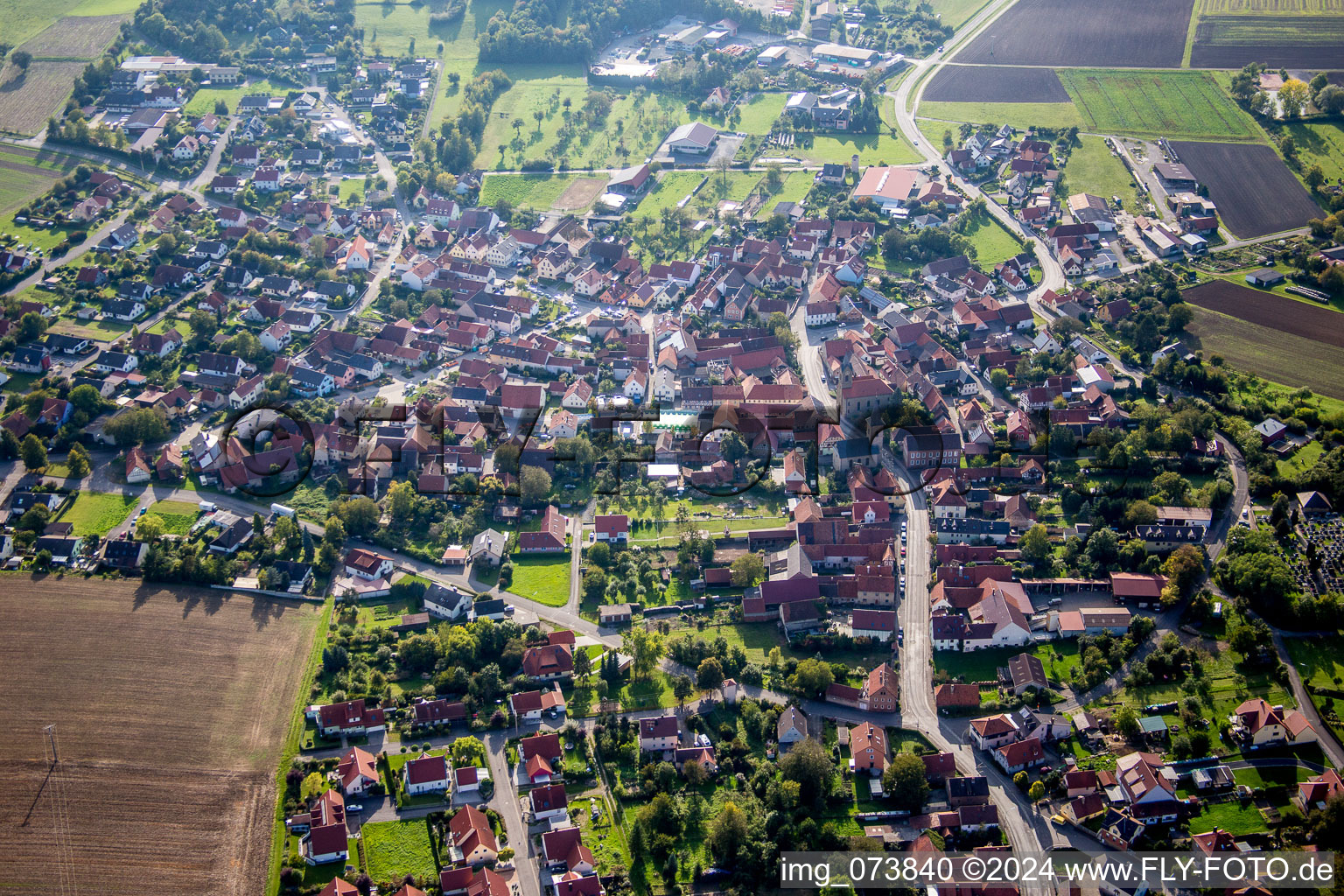 Ortsansicht der Straßen und Häuser der Wohngebiete in Westheim im Bundesland Bayern, Deutschland