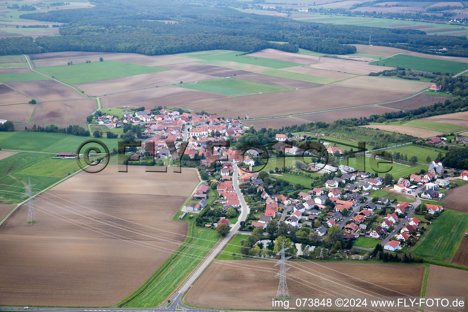 Dorf - Ansicht am Rande von landwirtschaftlichen Feldern und Nutzflächen im Ortsteil Dampfach in Wonfurt im Bundesland Bayern, Deutschland