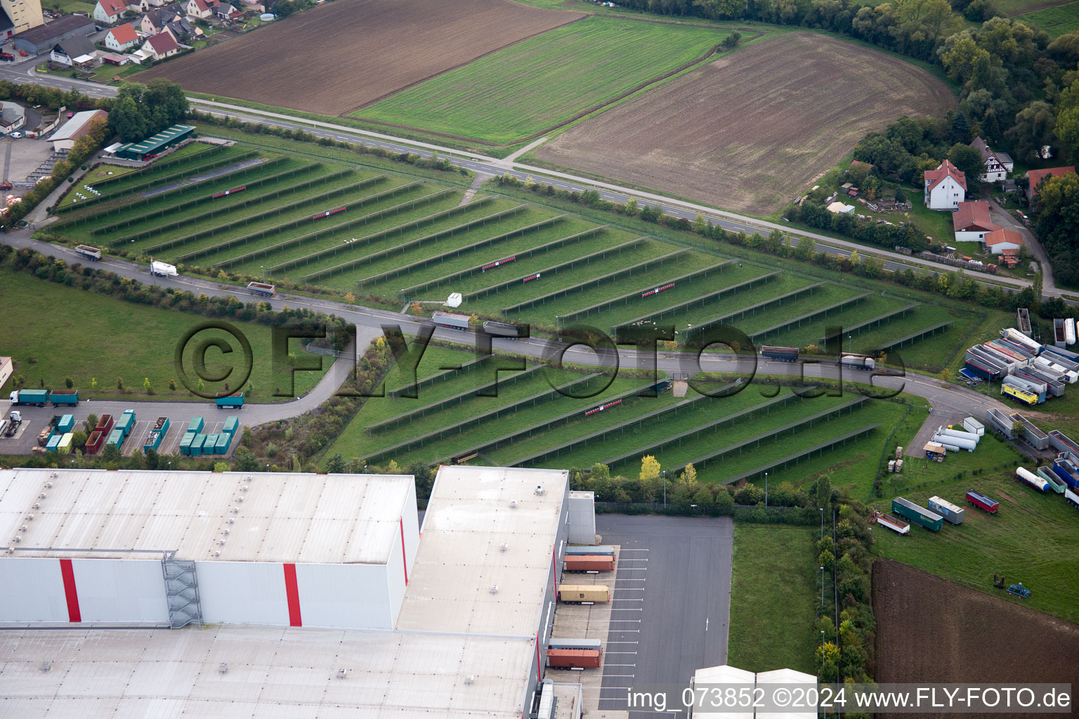 Luftbild von Gewerbegebiet und Firmenansiedlung Am Rödertor in Donnersdorf im Bundesland Bayern, Deutschland