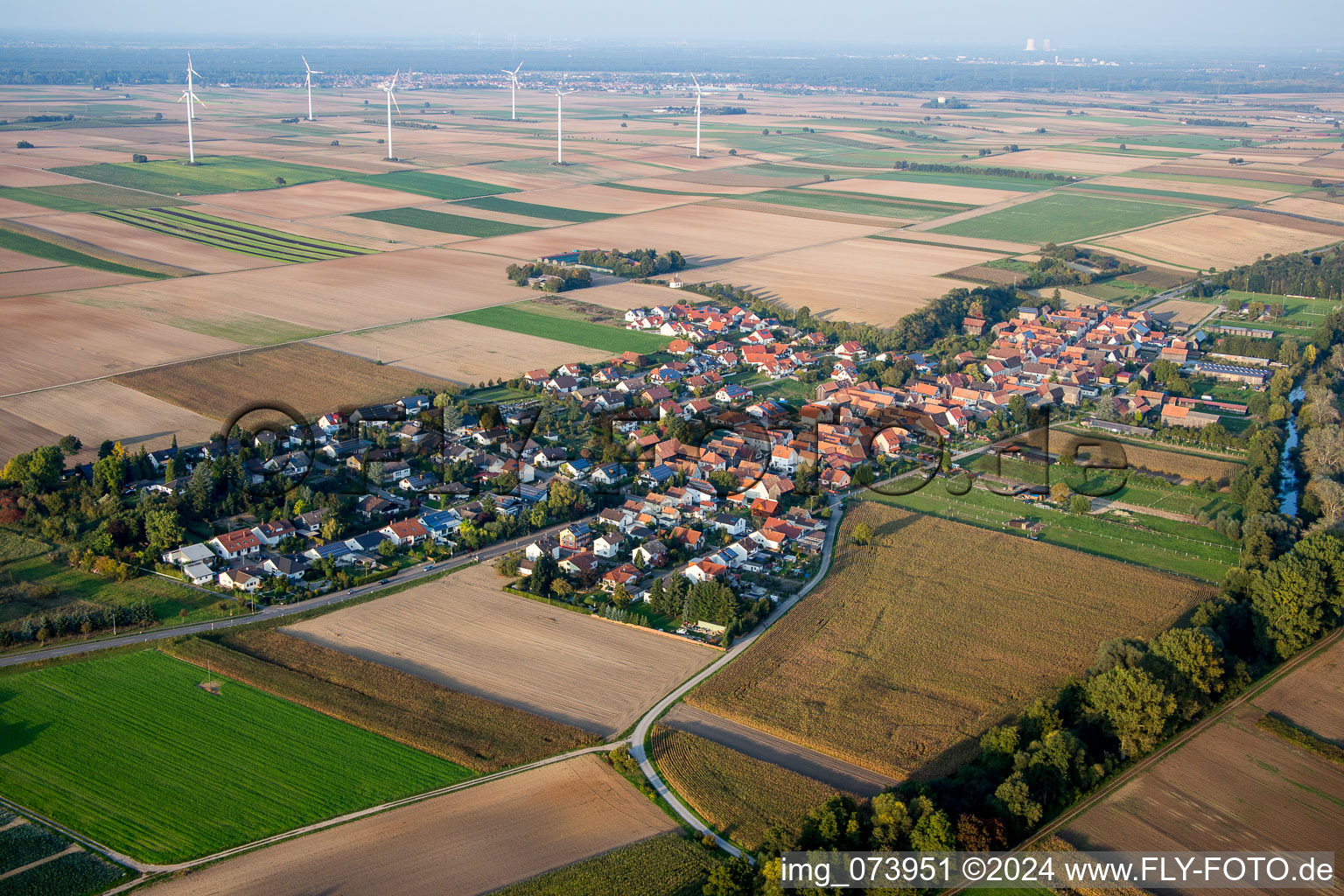 Dorf - Ansicht am Rande von Windrädern und landwirtschaftlichen Feldern und Nutzflächen in Herxheimweyher im Bundesland Rheinland-Pfalz, Deutschland