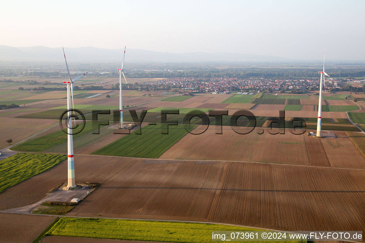 Luftbild von Windpark in Offenbach an der Queich im Bundesland Rheinland-Pfalz, Deutschland