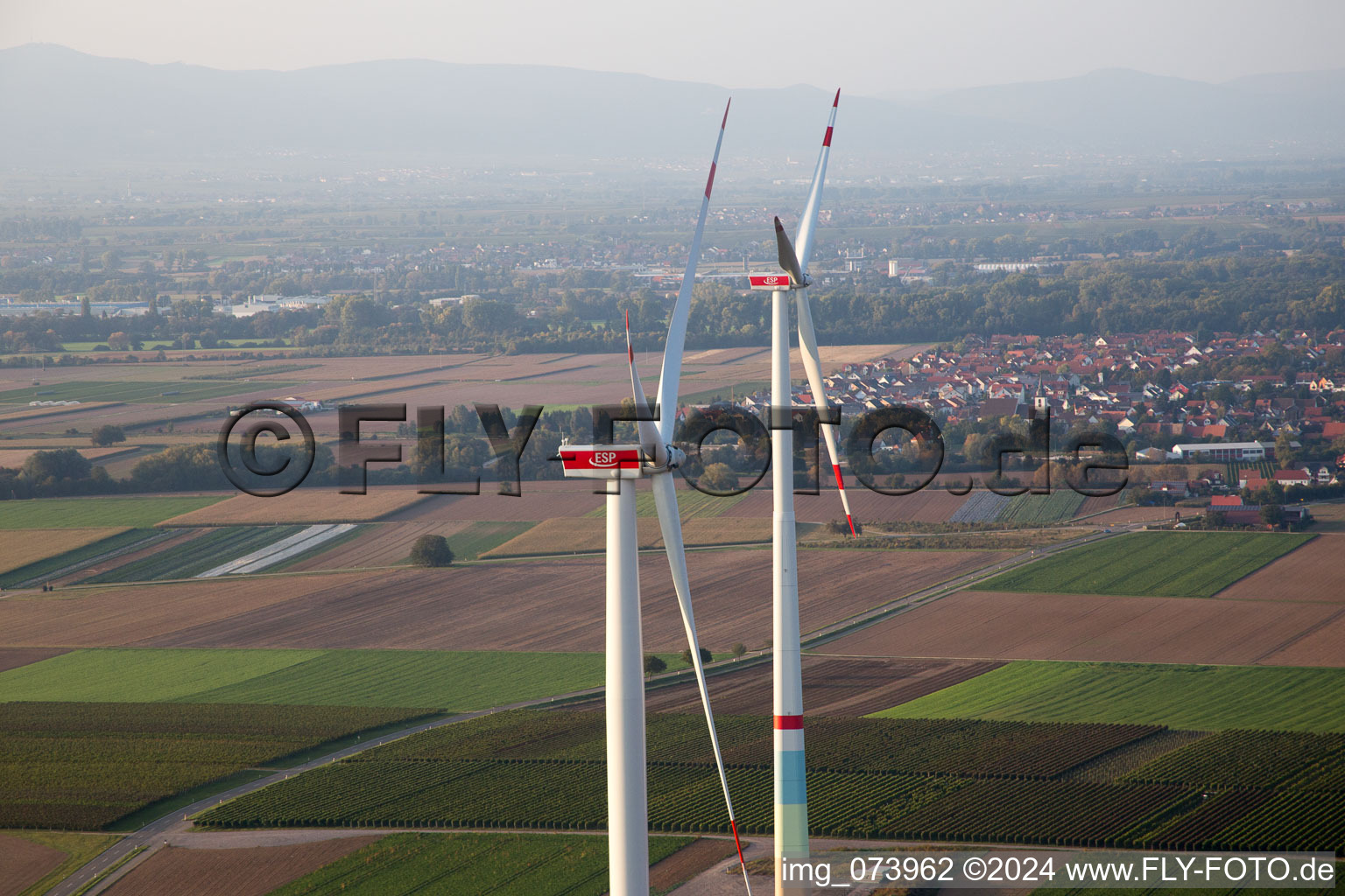 Luftaufnahme von Windpark in Offenbach an der Queich im Bundesland Rheinland-Pfalz, Deutschland