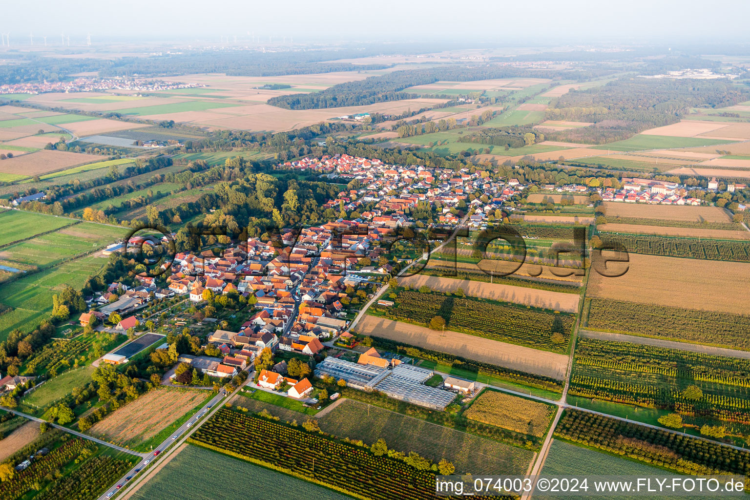 Dorf - Ansicht am Rande von landwirtschaftlichen Feldern und Nutzflächen in Winden im Bundesland Rheinland-Pfalz, Deutschland