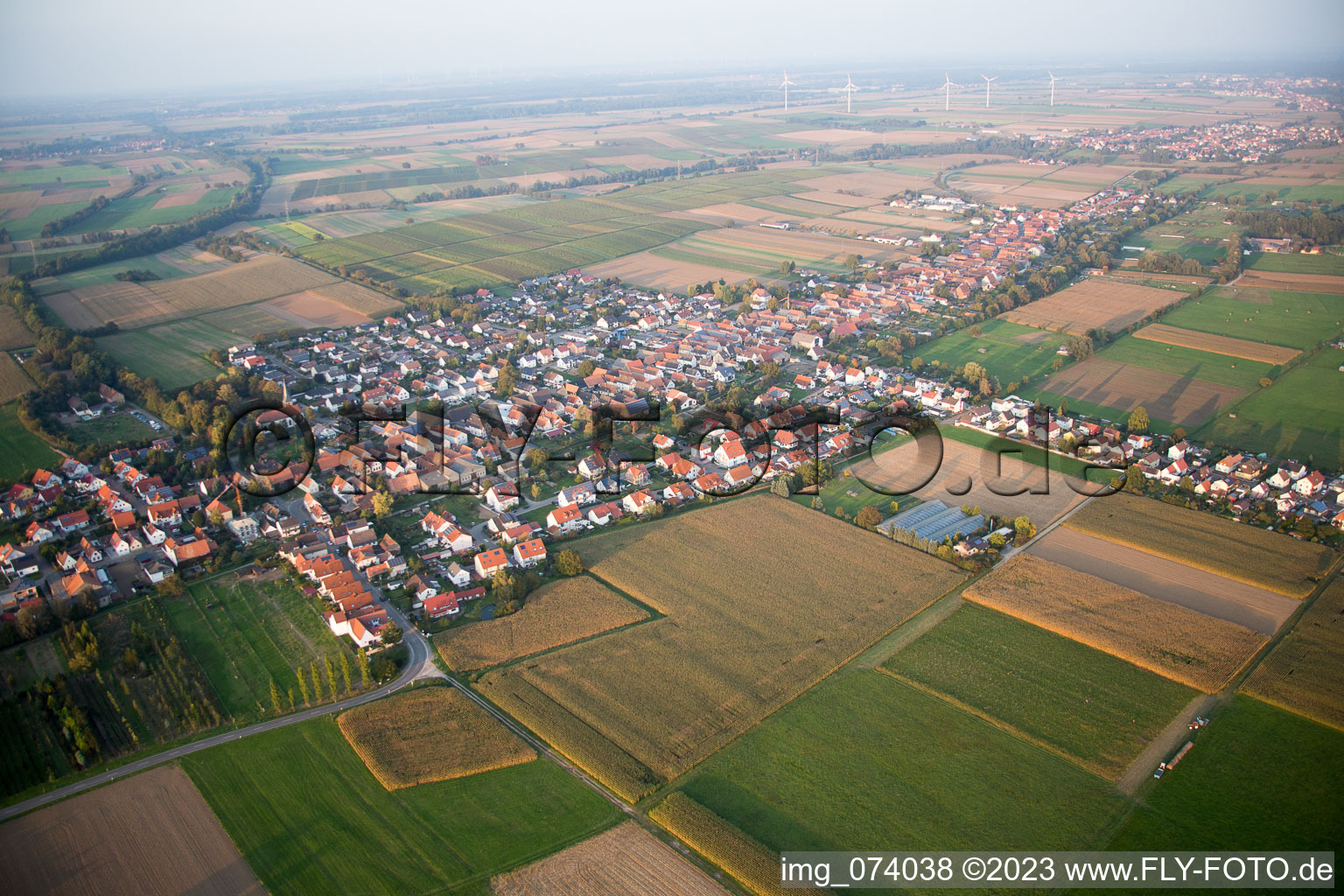 Drohnenaufname von Freckenfeld im Bundesland Rheinland-Pfalz, Deutschland