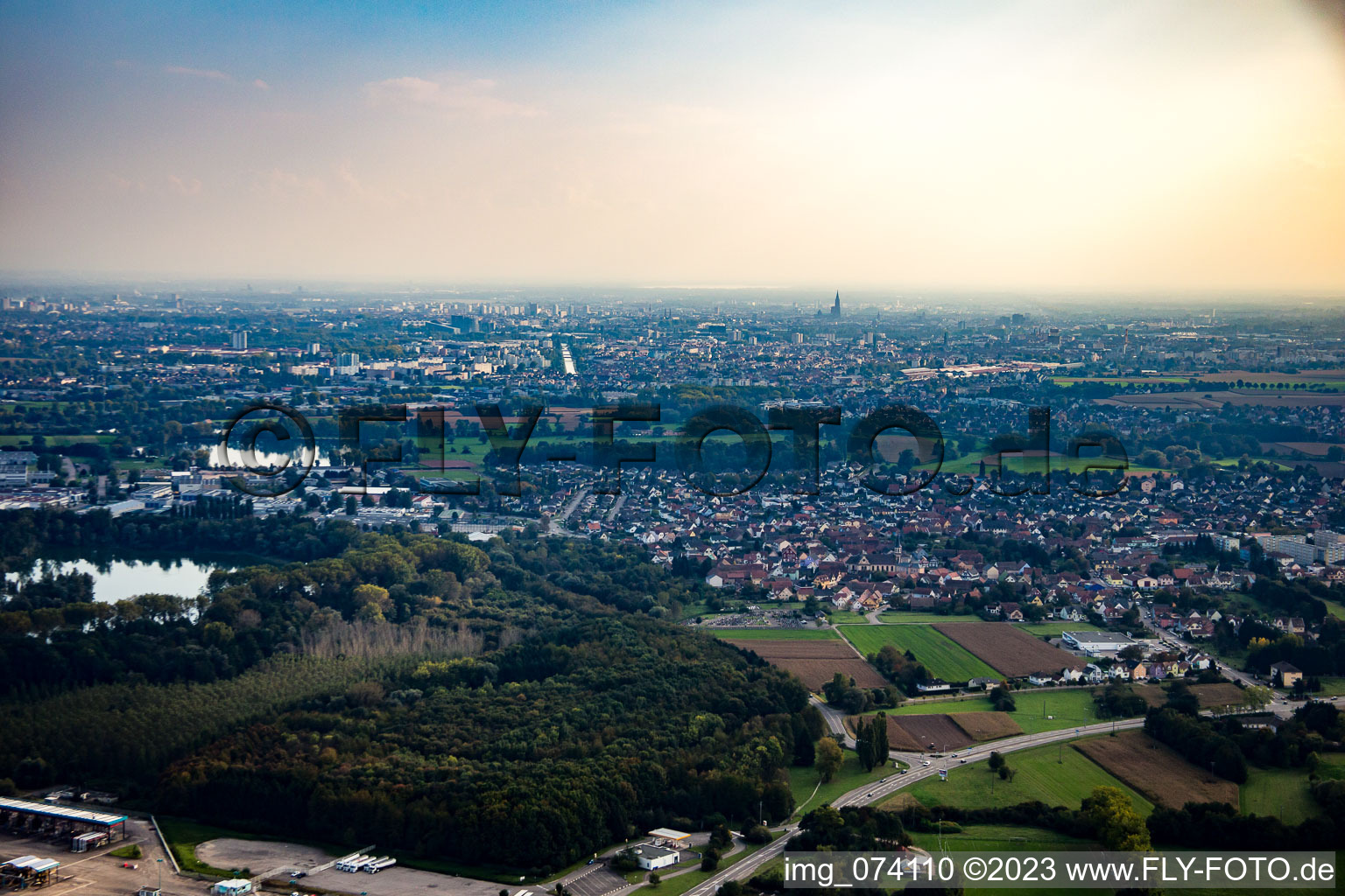 Luftbild von Straßburg von Norden in Hœnheim im Bundesland Bas-Rhin, Frankreich