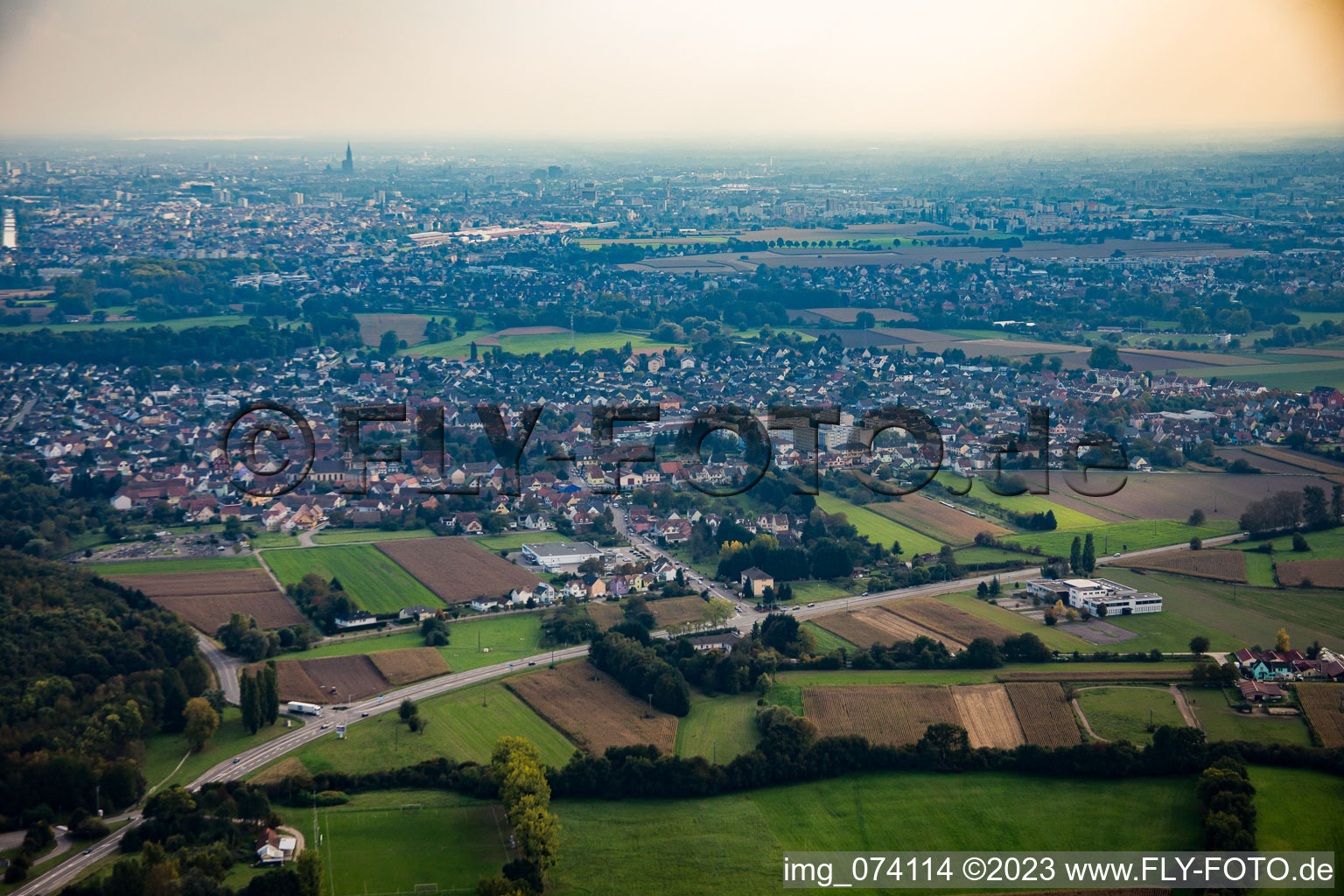 Luftaufnahme von Straßburg von Norden in Hœnheim im Bundesland Bas-Rhin, Frankreich
