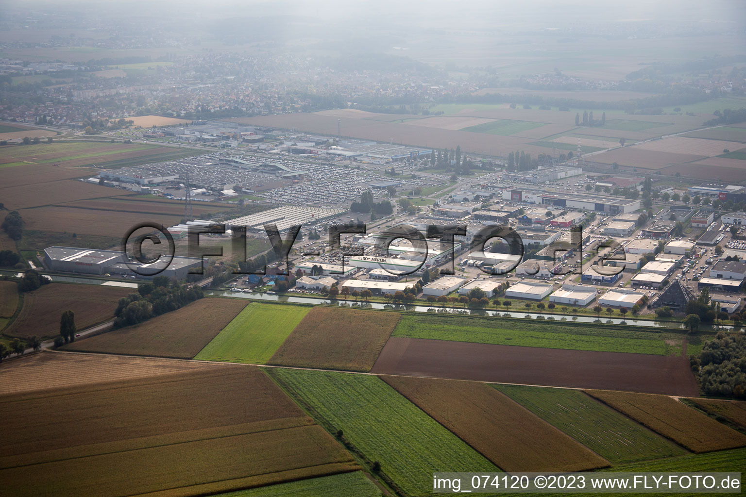 Schrägluftbild von Reichstett, Gewerbegebiet im Bundesland Bas-Rhin, Frankreich