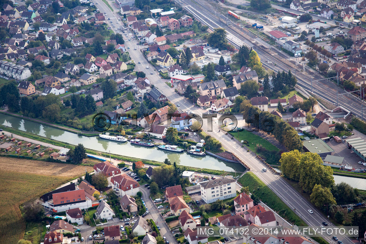 Fluß - Brückenbauwerk über den Mühlbach in Vendenheim in Grand Est im Bundesland Bas-Rhin, Frankreich