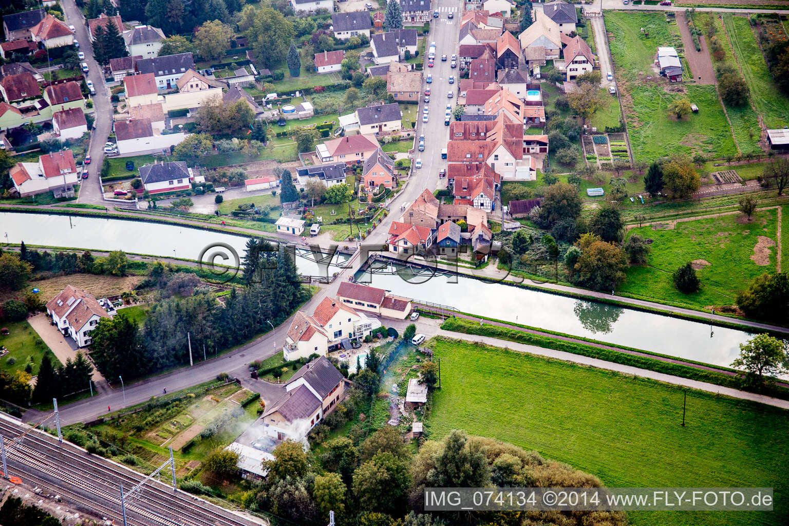 Luftbild von Fluß - Brückenbauwerk über den Mühlbach in Vendenheim in Grand Est im Bundesland Bas-Rhin, Frankreich