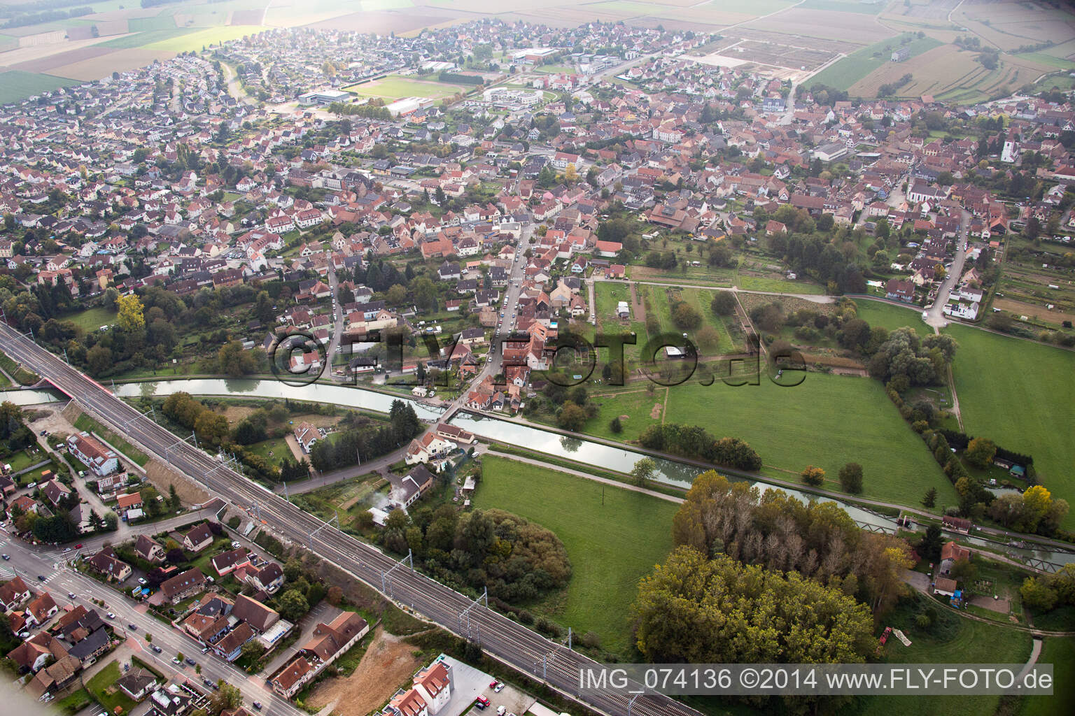 Luftaufnahme von Fluß - Brückenbauwerk über den Mühlbach in Vendenheim in Grand Est im Bundesland Bas-Rhin, Frankreich